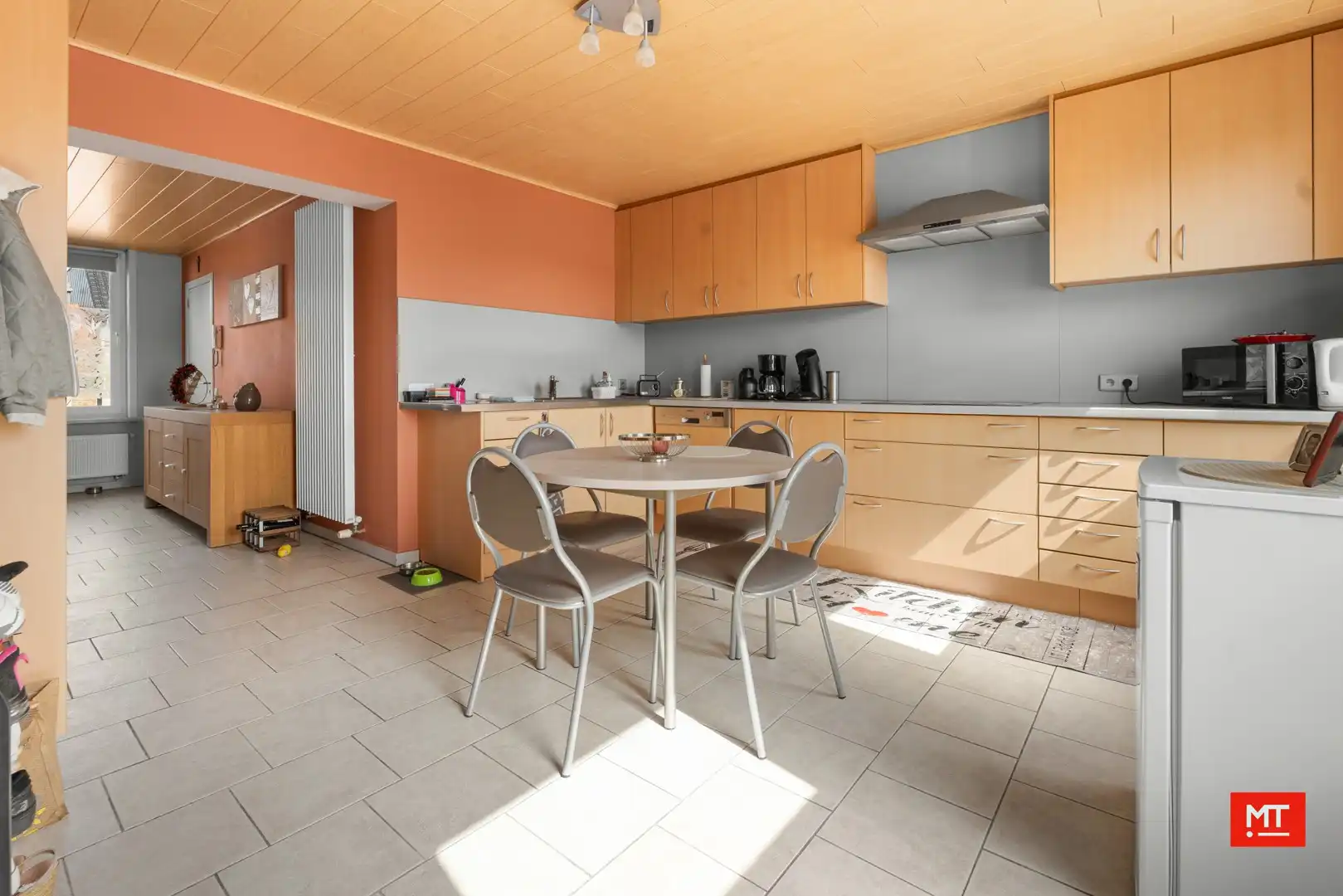 Opbrengsteigendom bestaande uit handelsruimte en 2 appartementen in centrum Beselare foto 3