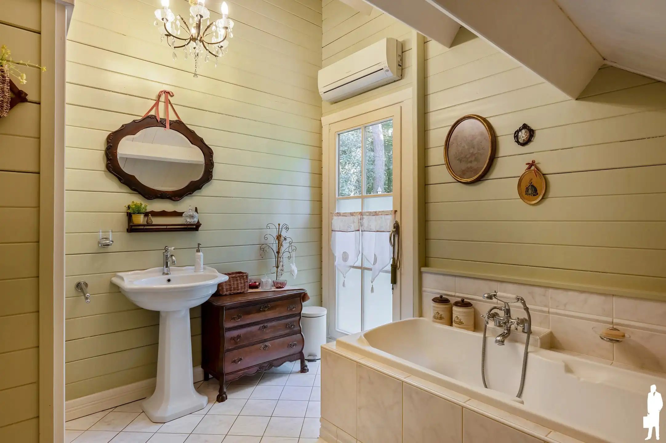 Charmante woning met volledige onderkeldering en achterliggend bos van ca. 31.493 m² foto 25