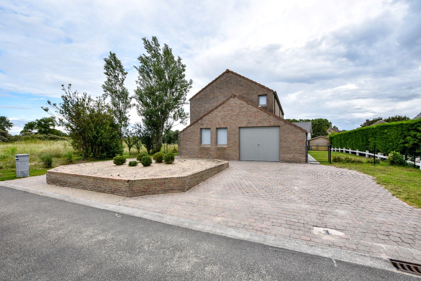 Residentieel gelegen villa op 740m² te Oostduinkerke.  foto {{pictureIndex}}