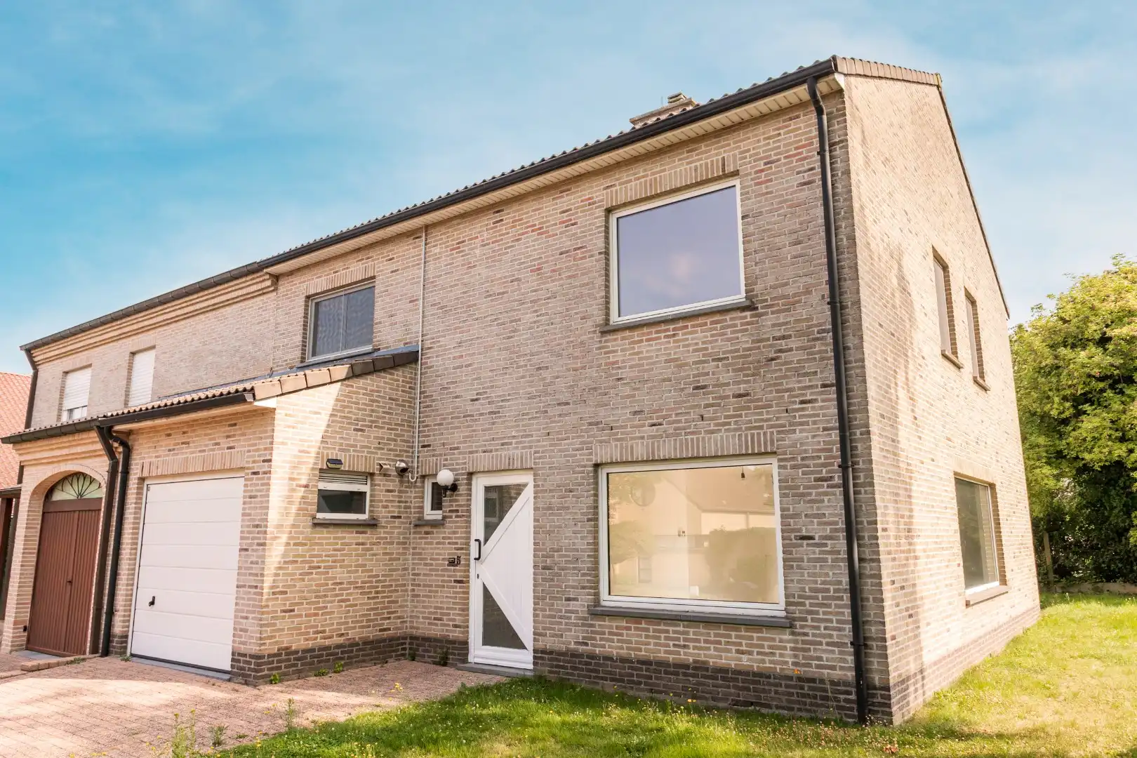 Verzorgde woning met 3 slpk, tuin en garage te Halle foto {{pictureIndex}}