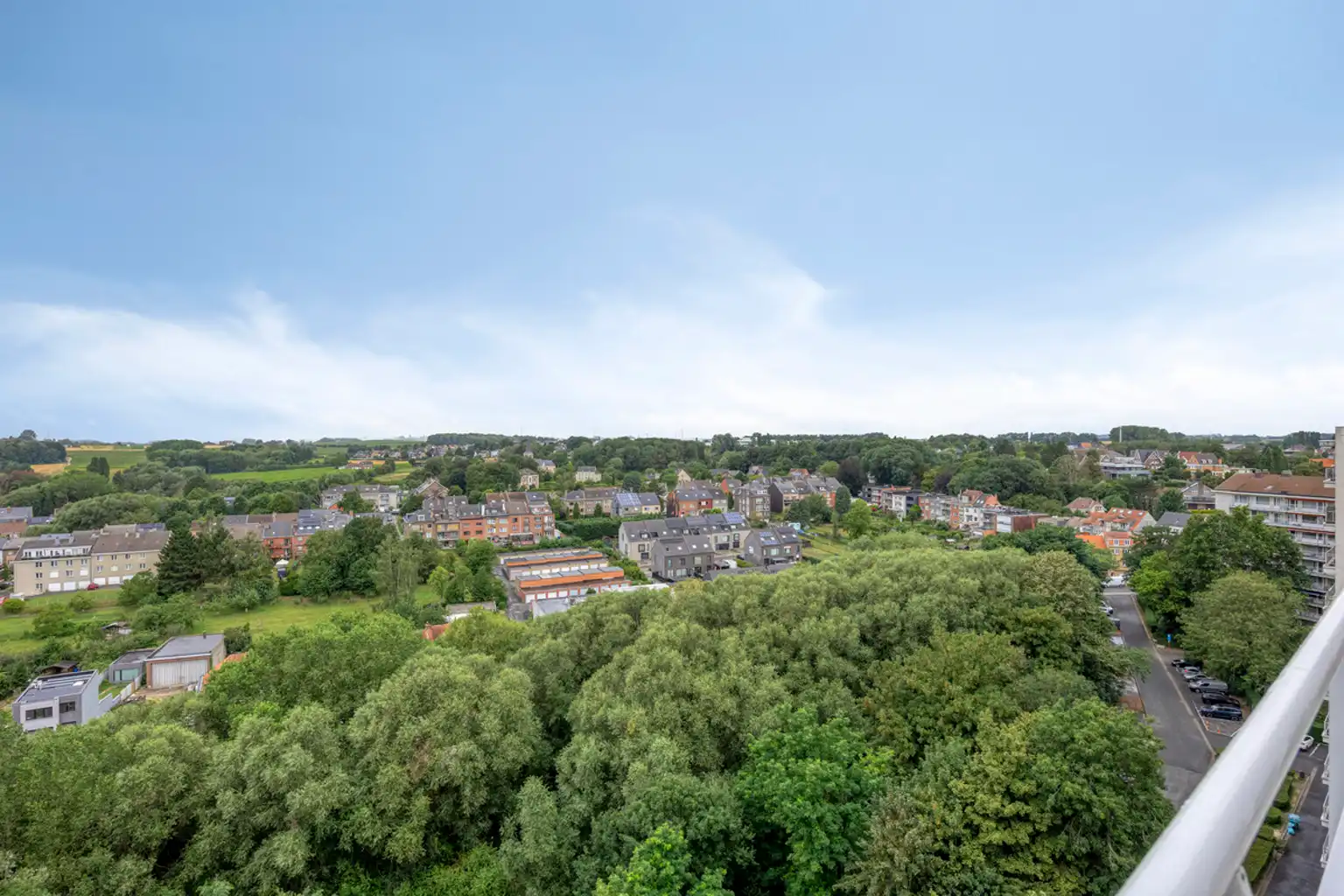 Op te frissen 2-slaapkamerappartement met prachtig uitzicht foto 18