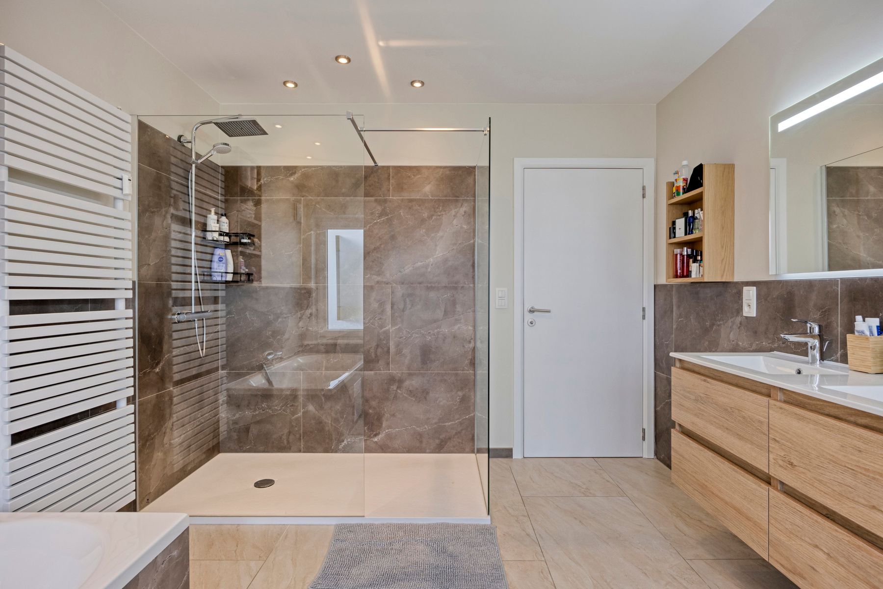 Ruim gerenoveerd 3-slaapkamer appartement op toplocatie !!! foto 3