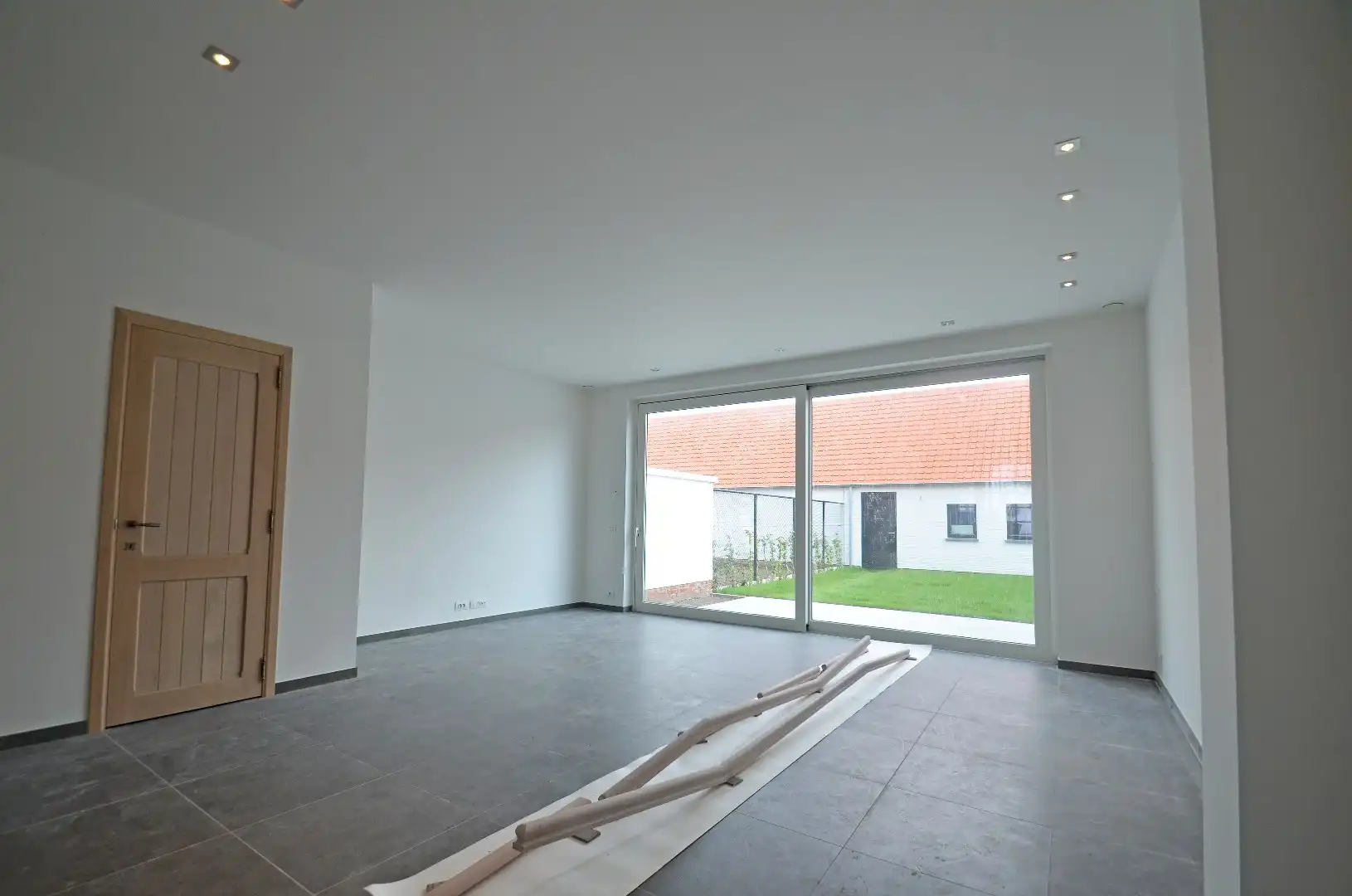 Instapklare, ongemeubelde woning gelegen in het gegeerde Duinenwater foto 2