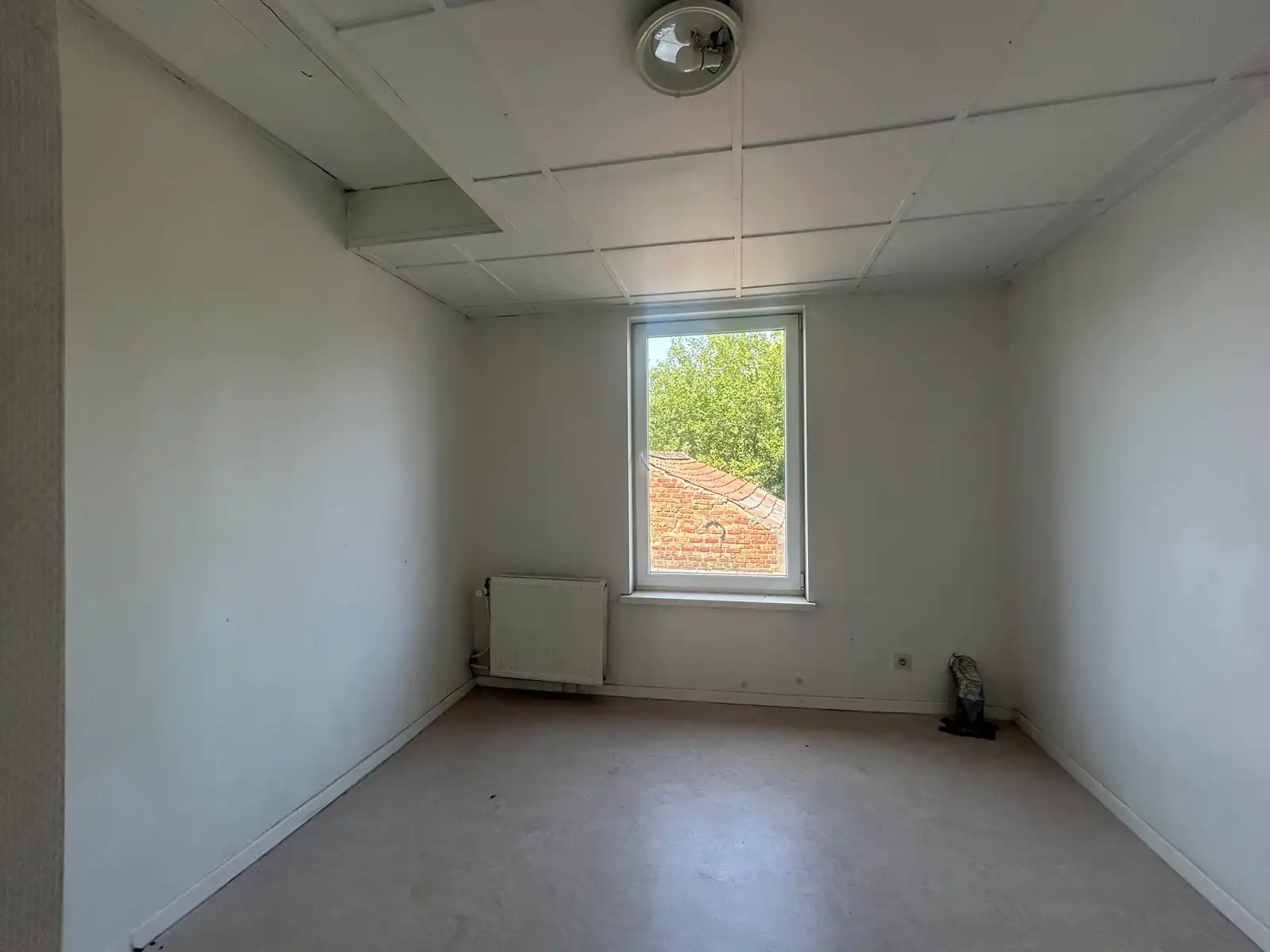 Op te frissen/ te renoveren woning nabij verbindingswegen foto 13