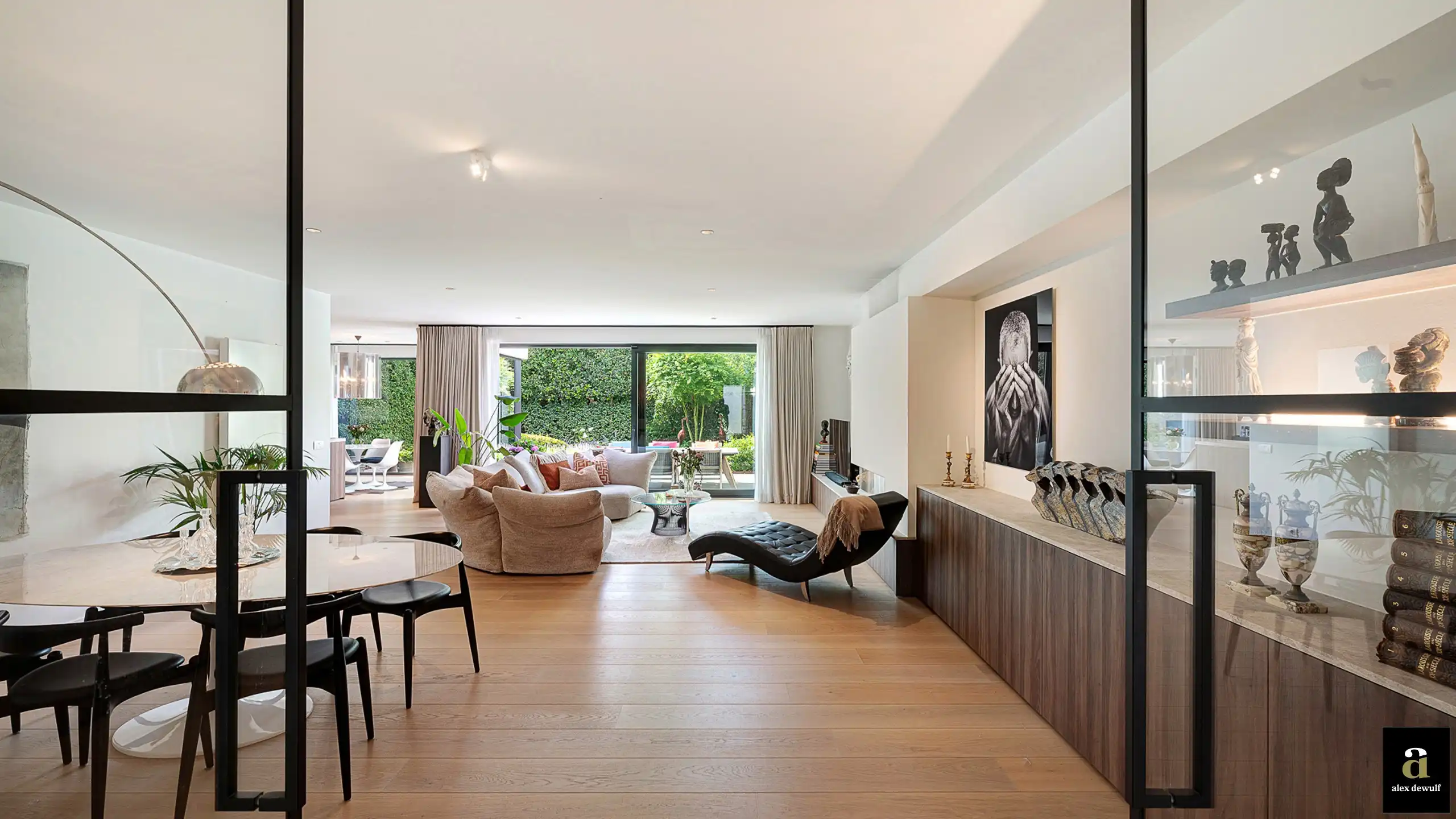 Recente woning op een uitzonderlijke ligging aan de rand van Het Zoute. foto {{pictureIndex}}