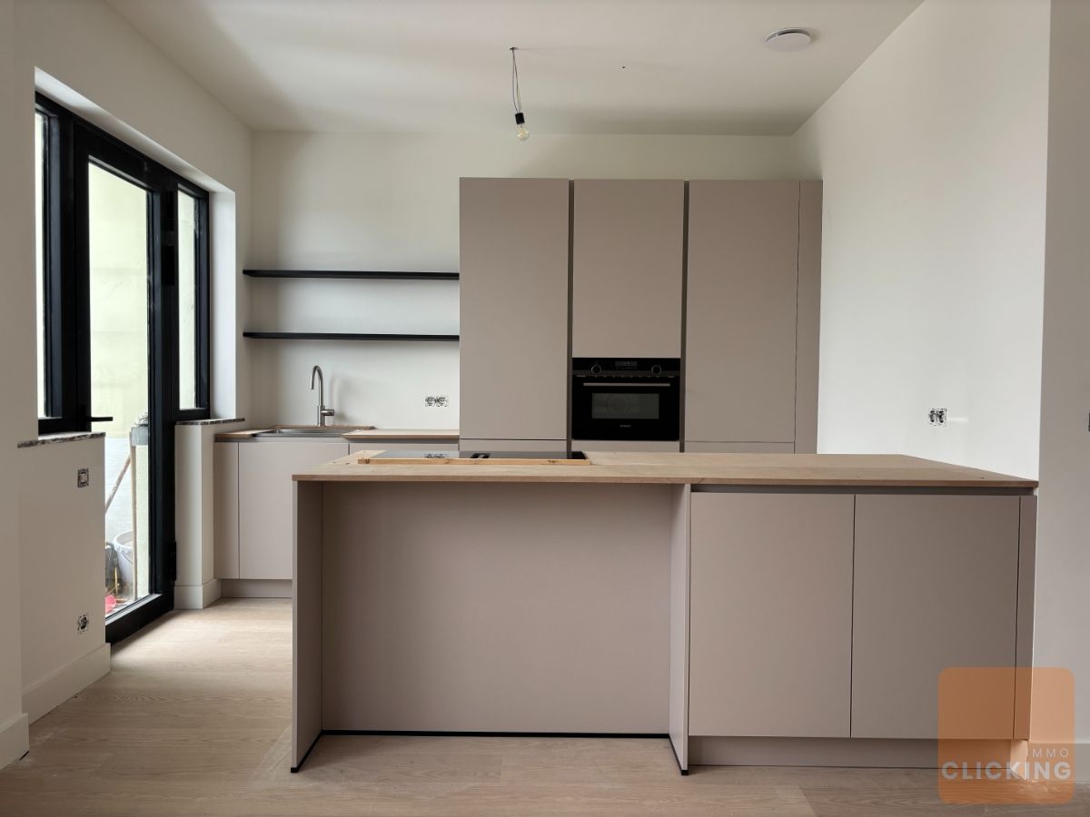 Totaal gerenoveerde woning 3 slaapkamers, parking en zonnige tuin foto 4