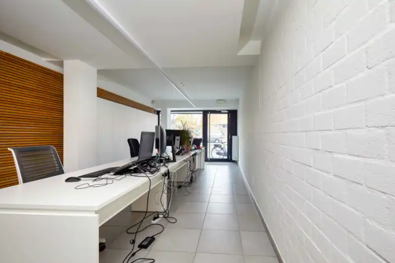 Roeselare-stadsrand : Trendy kantoorruimte van100-125m² in een recent gebouw met mogelijkheid tot huren van autostaanplaatsen. foto 3