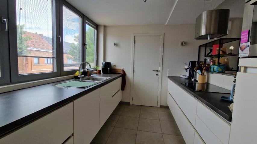 Ruim, energiezuinig DUPLEXAPPARTEMENT met 2slaapkmers, mooie leeefruuimten, terras en parking. foto 9