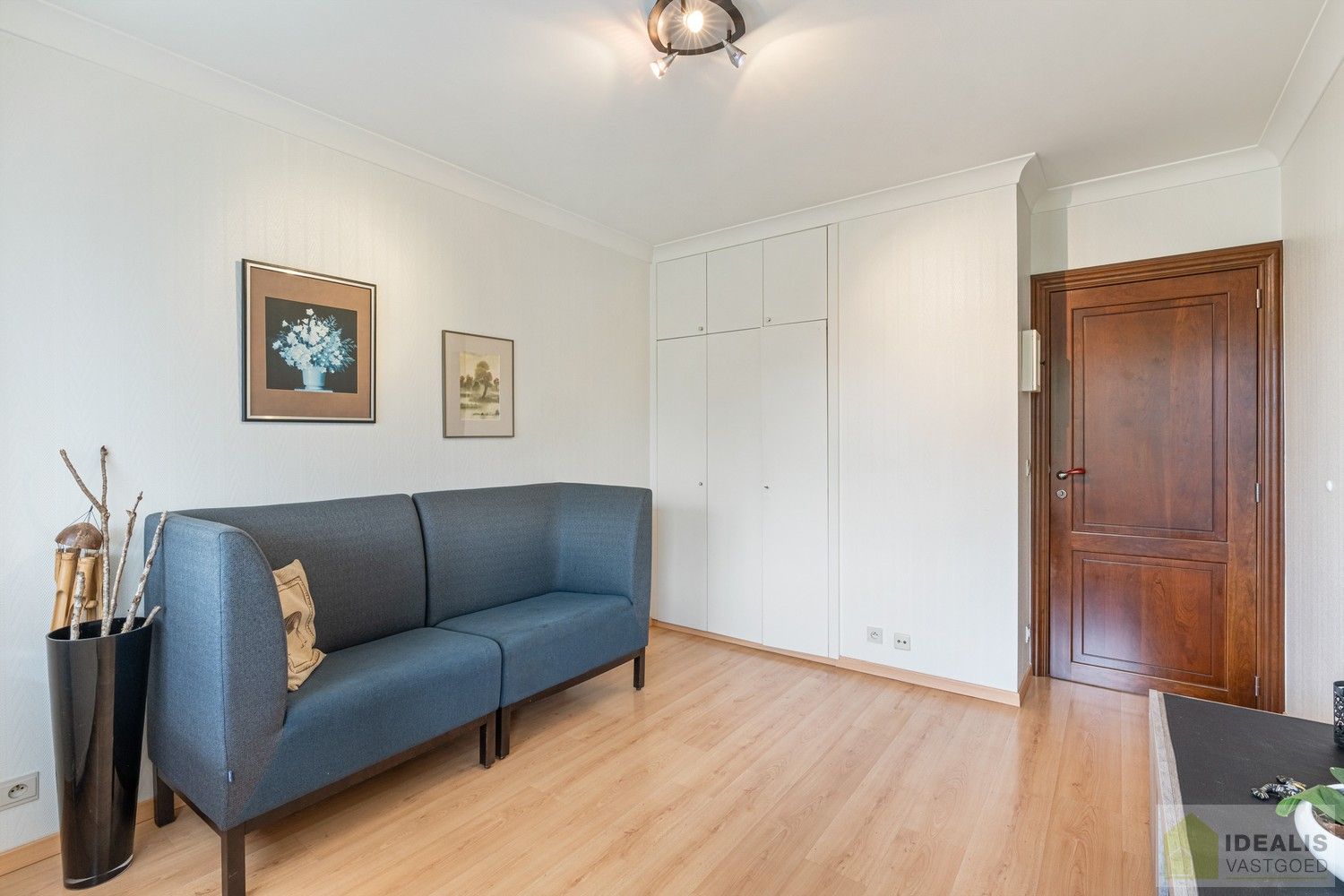 IDEALIS VASTGOED – ZEER RUIM HOEKAPPARTEMENT (110M²) MET LICHTRIJKE LEEFRUIMTE, VOLLEDIG UITGERUSTE KEUKEN, MAAR LIEFST 3 SLAAPKAMERS, BERGING, LIFT EN GARAGEBOX OP EEN UITERST GUNSTIGE LOCATIE MIDDEN IN HET CENTRUM VAN PELT. ZEER GESCHIKT VOOR KANDIDATEN OP ZOEK NAAR EEN INSTAPKLAAR APPARTEMENT! foto 14