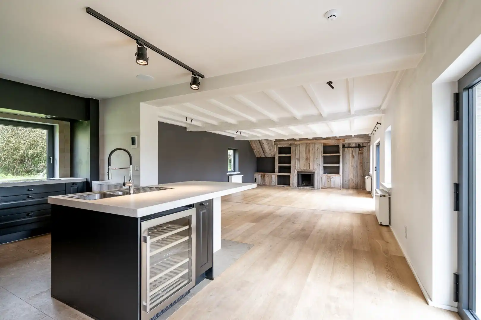 Exclusieve karaktervolle woning op een enorm perceel met 4 slaapkamers, super grote tuin met prachtig zicht op de polders foto 3