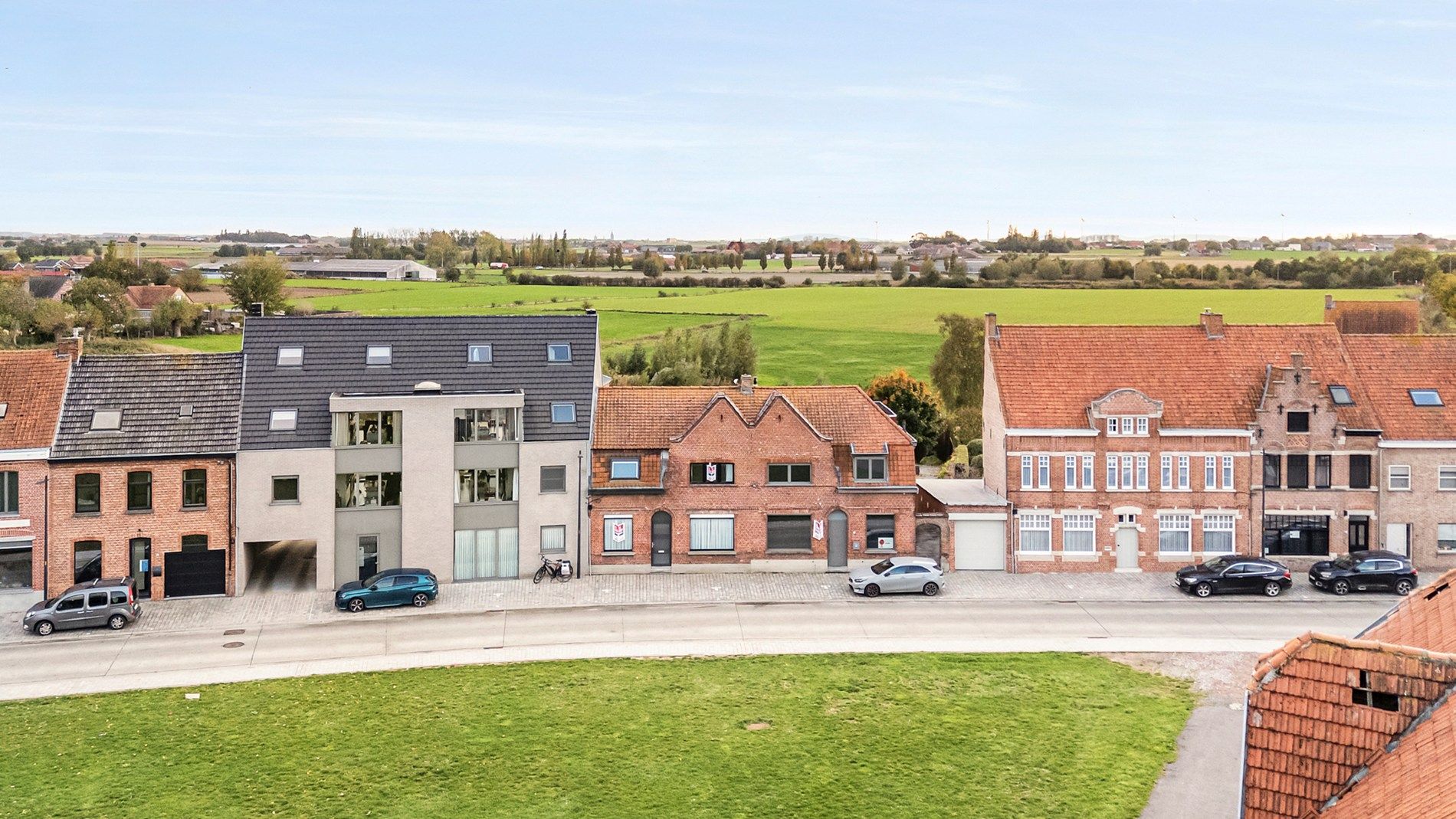 TE RENOVEREN WONING OP EEN PERCEEL VAN 559M² MET BOORDEVOL POTENTIEEL foto 3