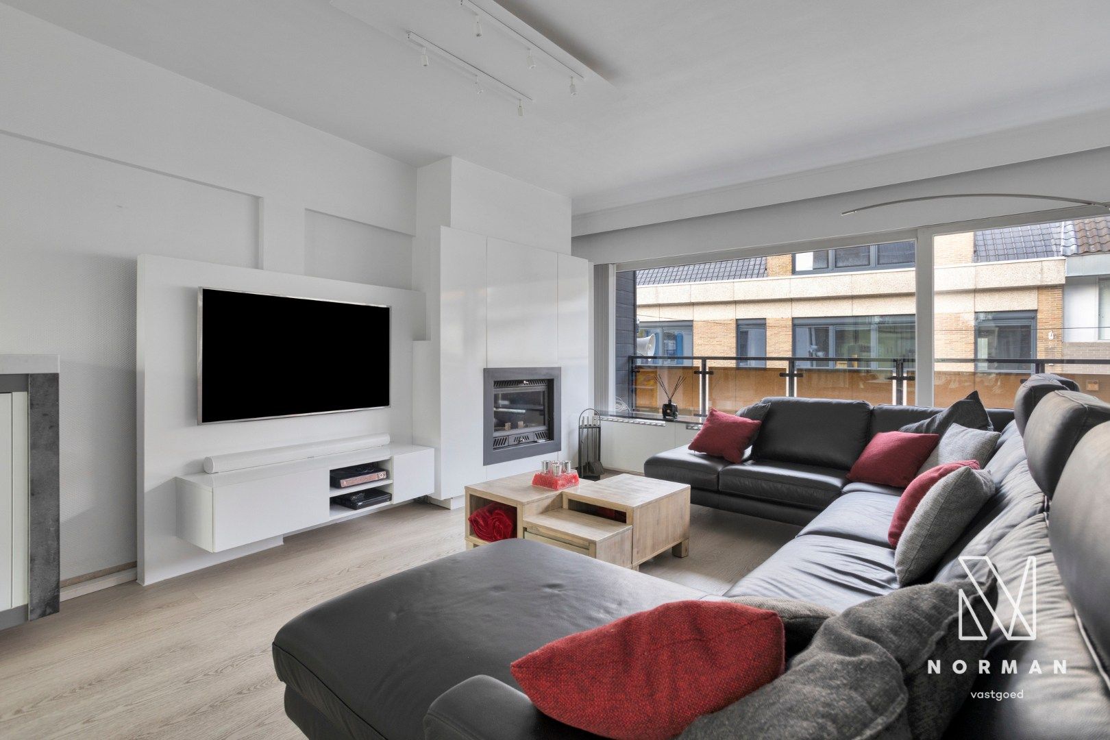 Duplex te koop in het centrum van Kuurne met 3 slaapkamers en een groot zongericht terras met tuinhuis.  foto 2