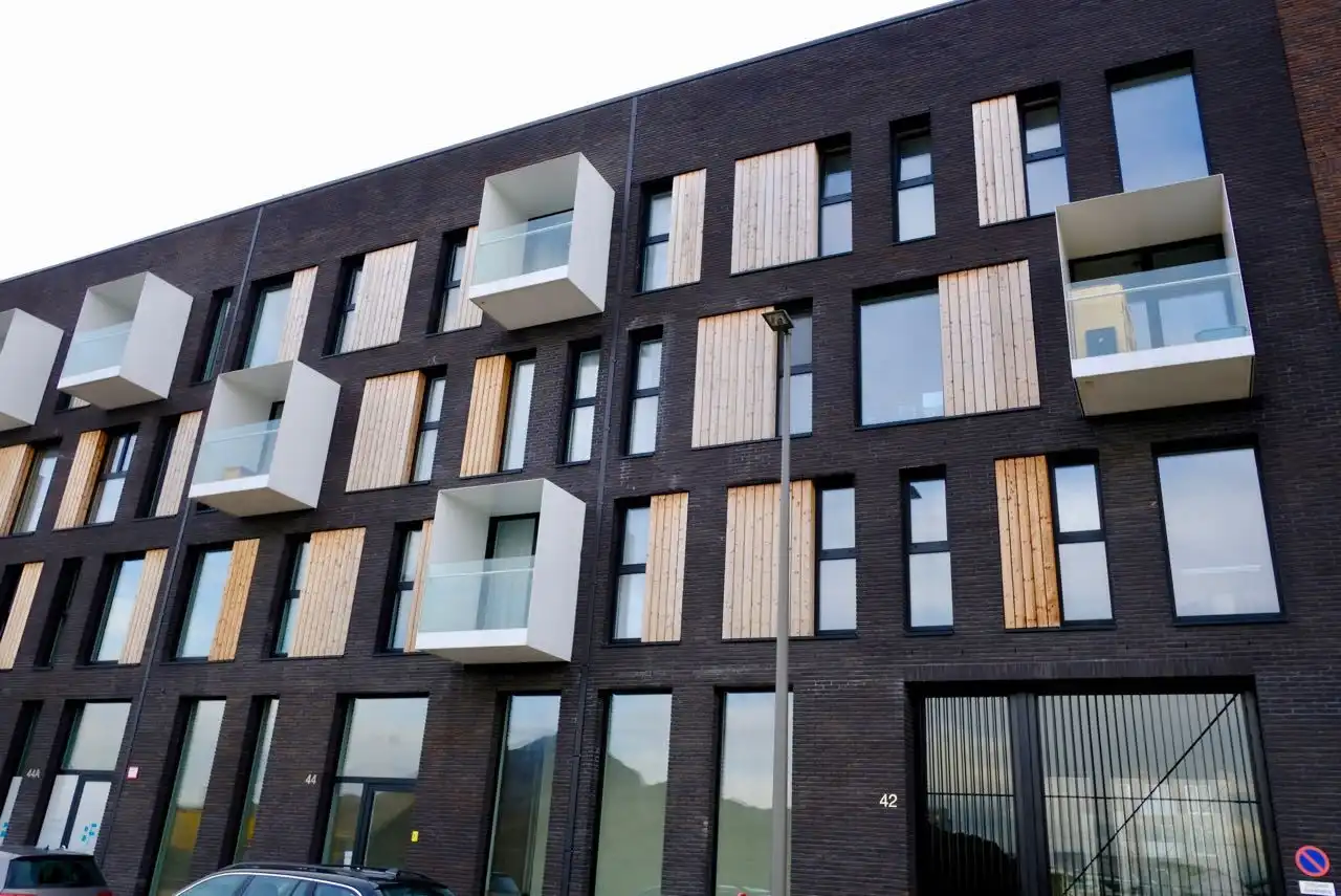 GEMEUBELD: Exclusief wonen in het hart van de Cadixwijk op Het Eilandje. foto {{pictureIndex}}