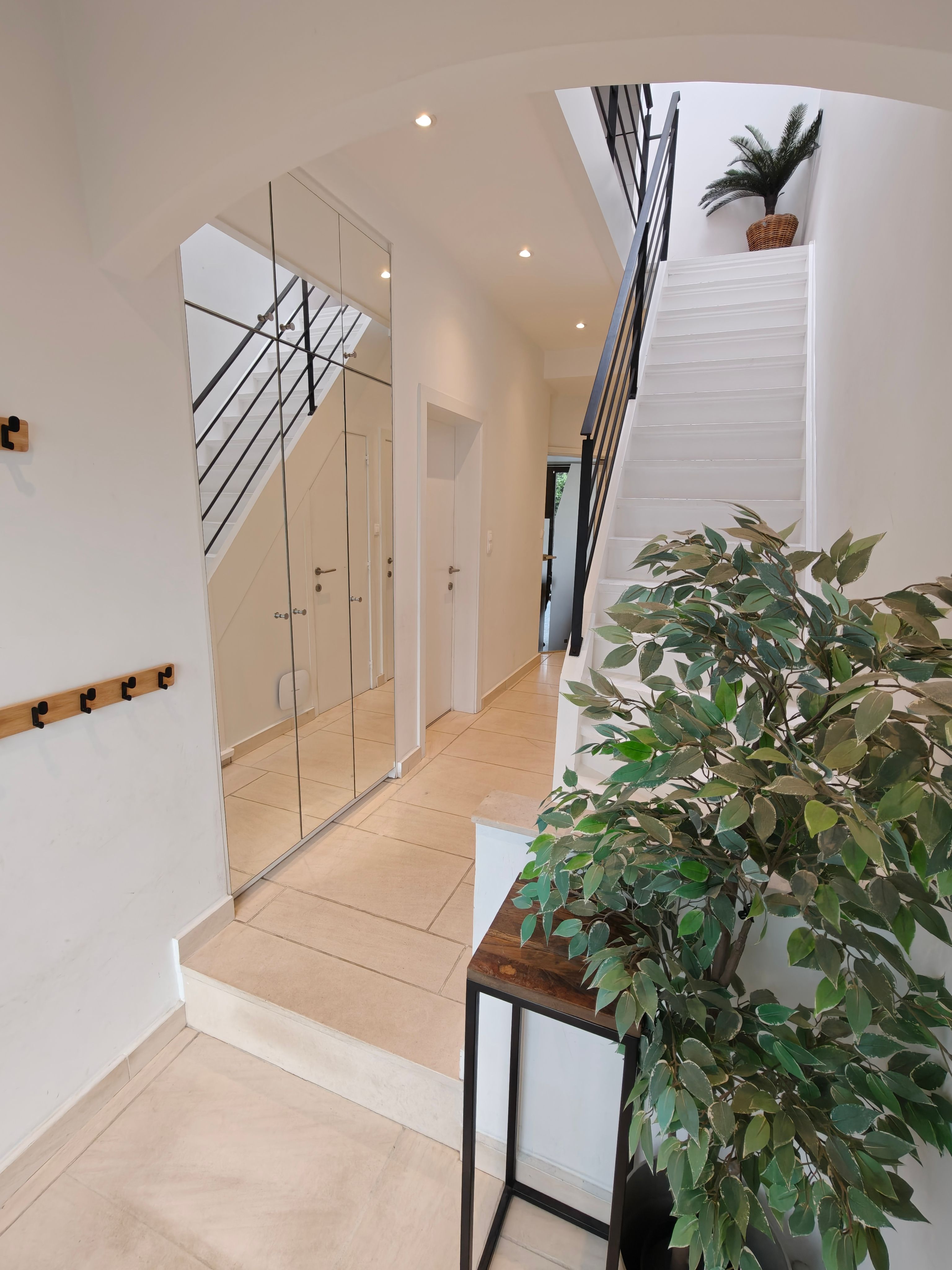 Modern gerenoveerde woning met zwembad foto 8