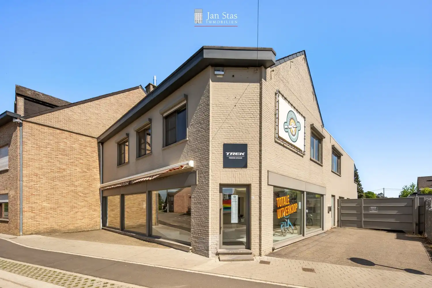 Commercieel pand met ruime handelsruimte, loods én drie-slaapkamer appartement van 160 m² in Wezemaal ! foto {{pictureIndex}}