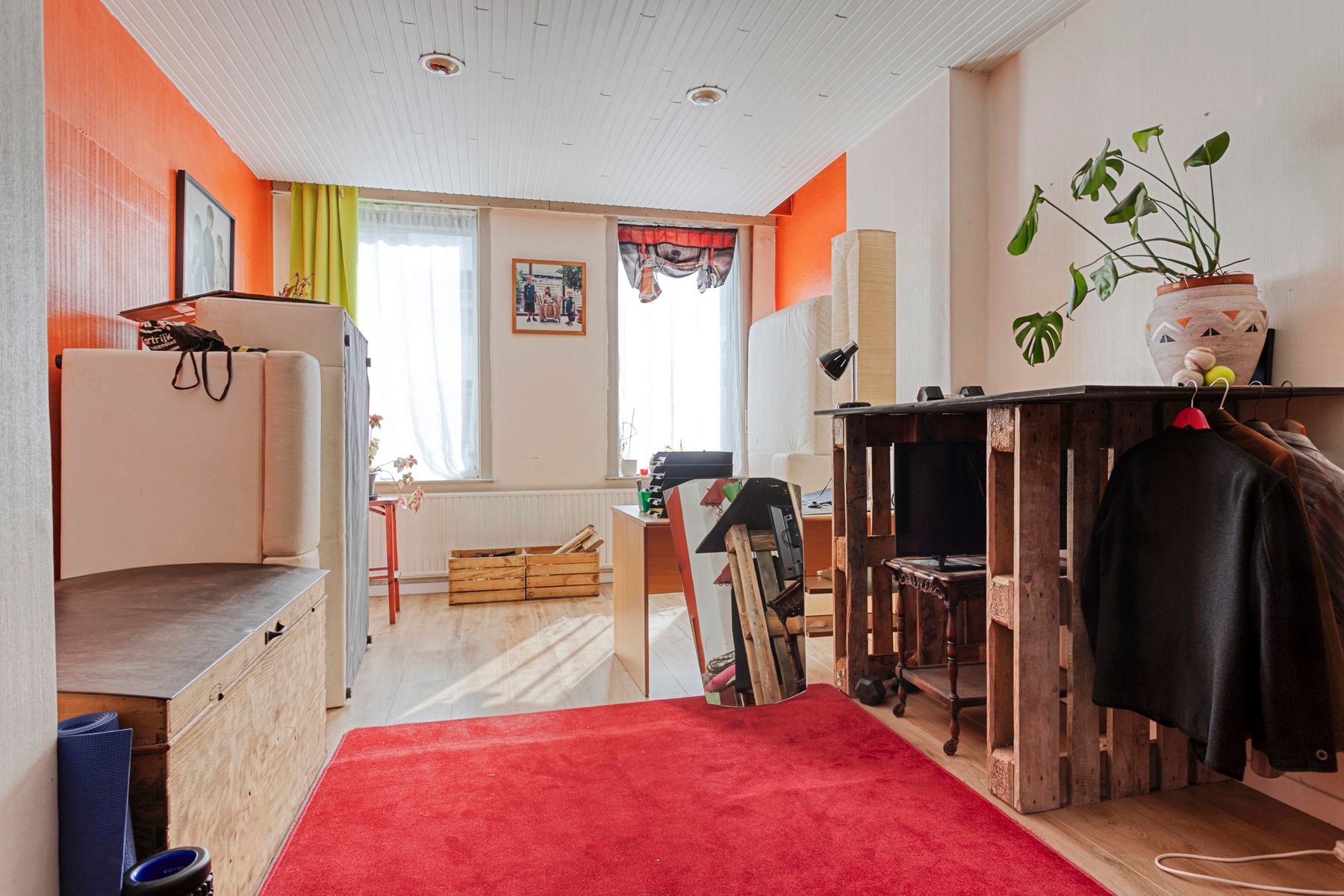 Goedgelegen woning met 4 slaapkamers !! foto 3