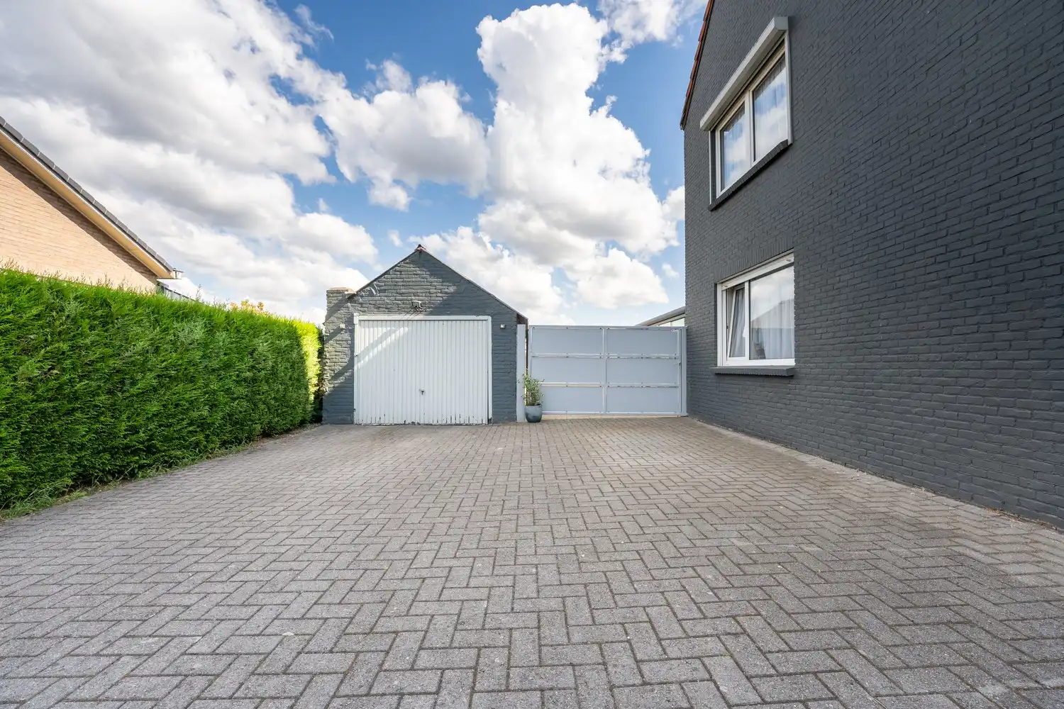 Ruime gezinswoning met grote tuin, veranda en garage foto 37
