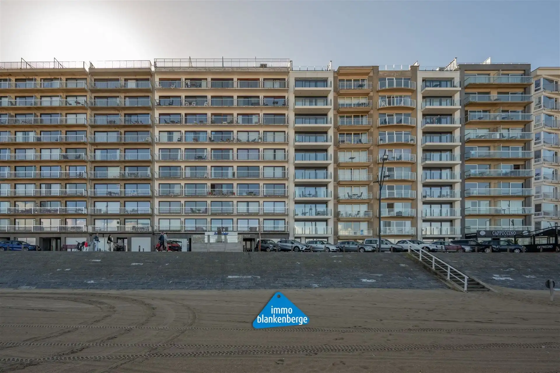 Ruim Gelijkvloers Appartement op de Zeedijk met Frontaal Zeezicht foto 2