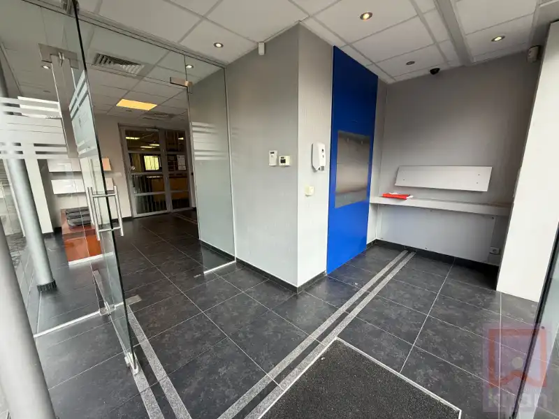 Stijlvol kantoor/handelspand op toplocatie centrum Geel met parking! foto 3