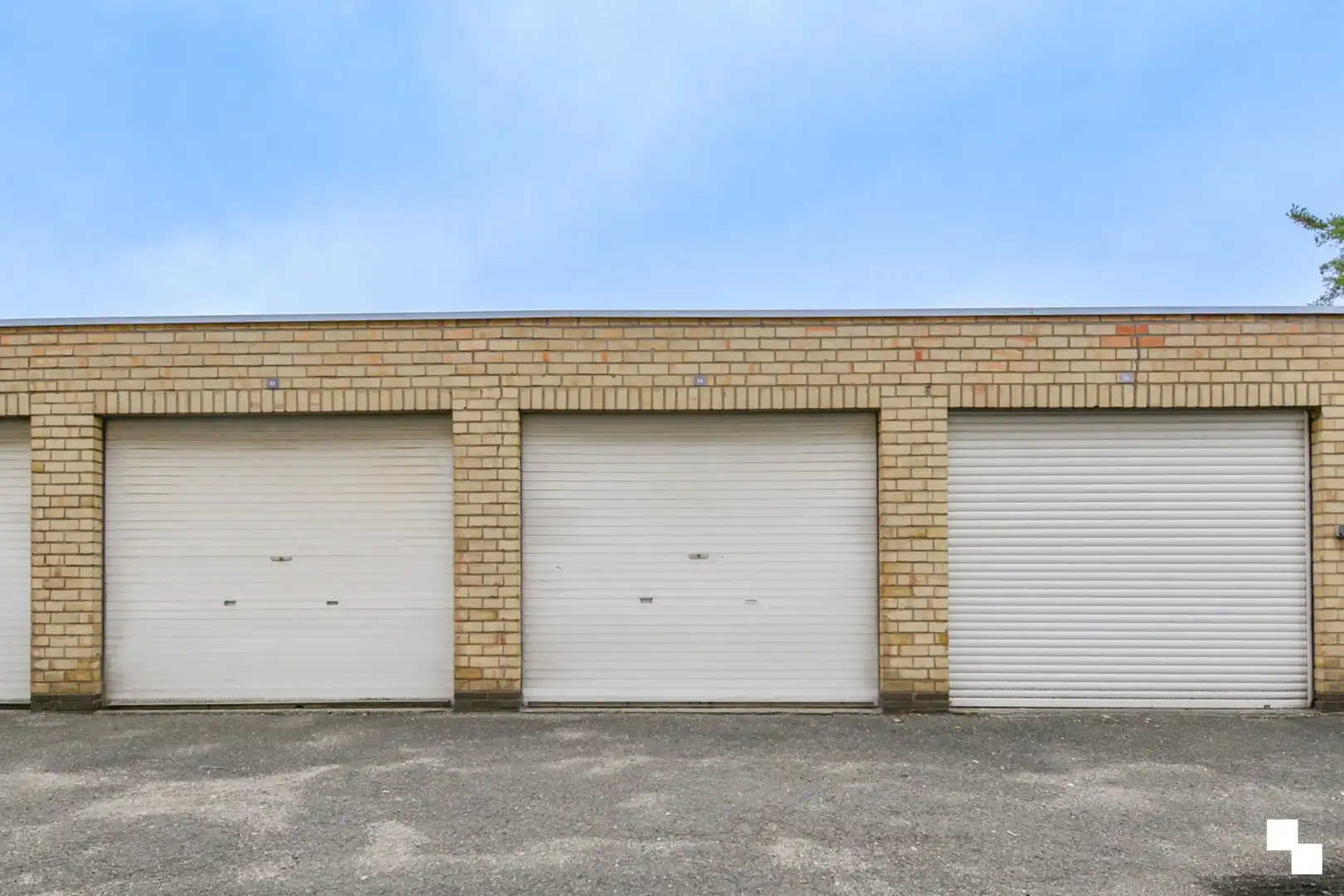 Garage met kantelpoort op vlot bereikbare ligging te Roeselare foto {{pictureIndex}}