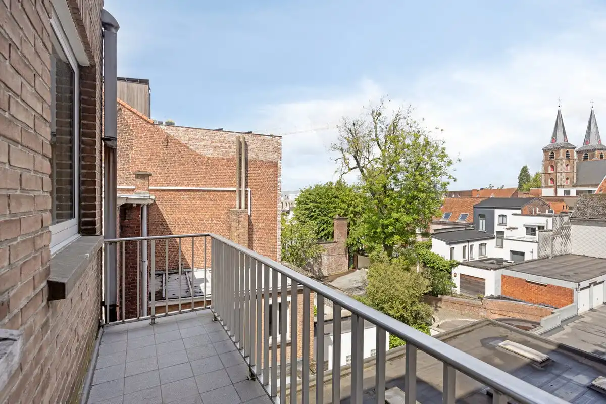 Karaktervol appartement (89m²) te koop in hartje Kortrijk foto 5