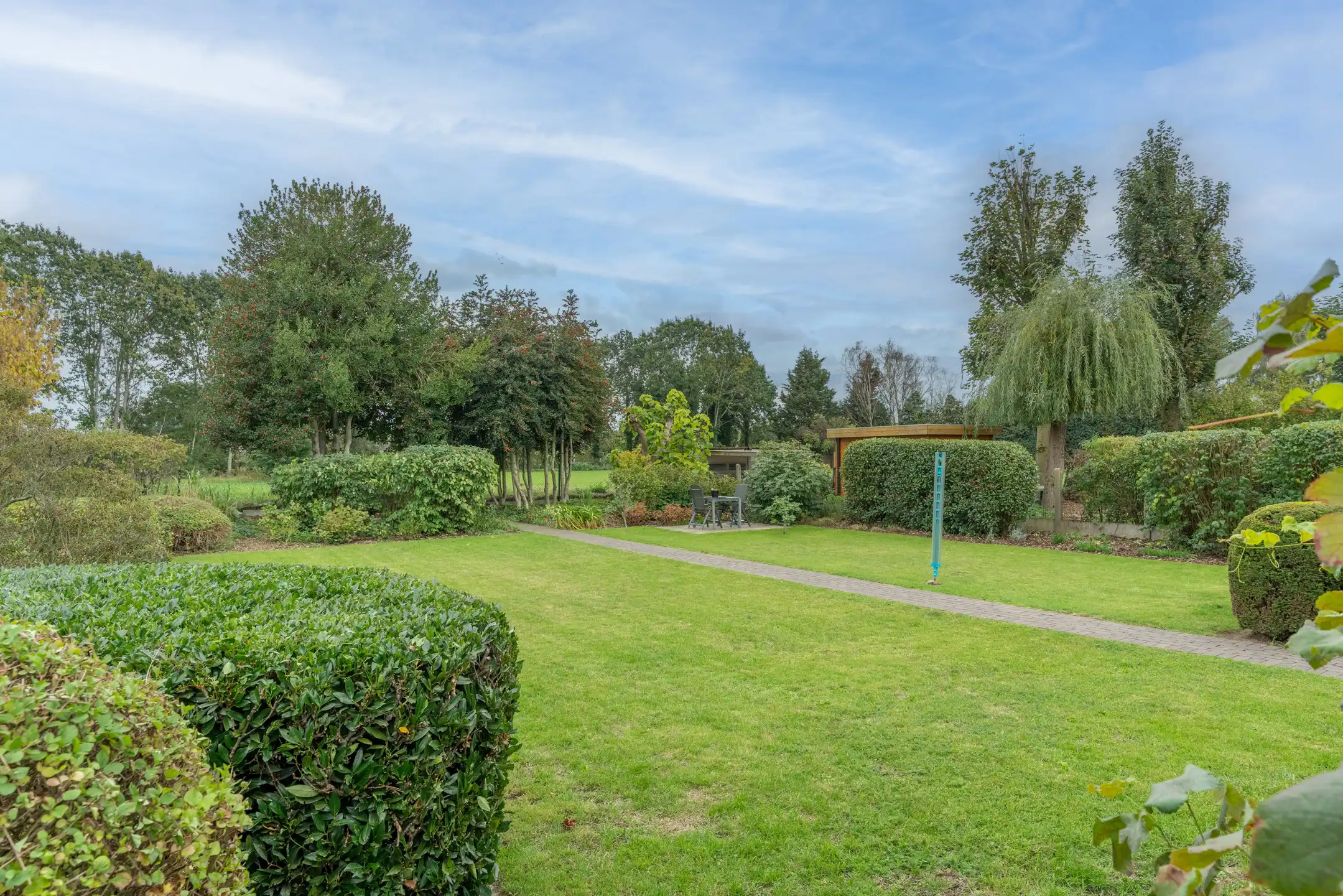 Gunstig gel. instapklare woning op mooi perceel van 1.000 m² foto 2