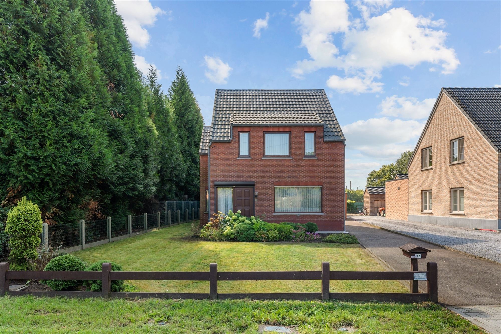 Hoofdfoto van de publicatie: OP TE FRISSEN WONING MET 3 SLAAPKAMERS, SUPER RUSTIG GELEGEN OP EEN PERCEEL VAN 10A TEMIDDEN VAN HET GROEN TE HAM