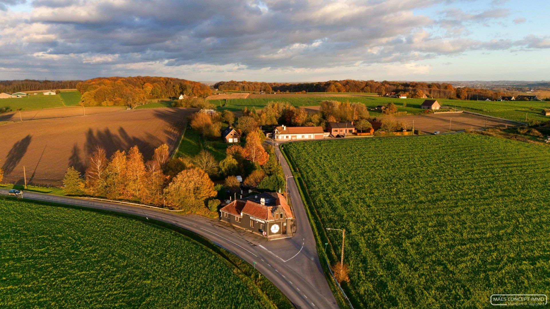 Verhuurde horecazaak in landelijke omgeving met veel parking foto {{pictureIndex}}