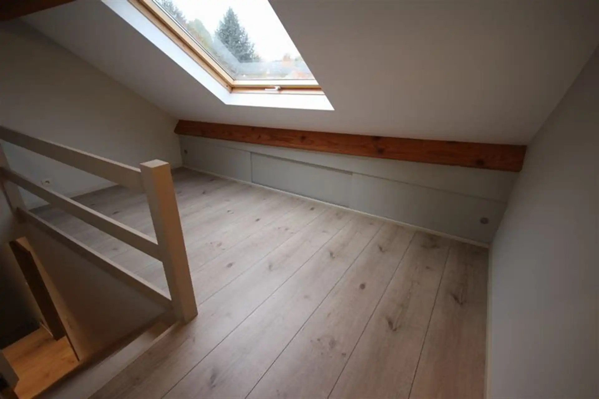 Fijn gelegen en recent gerenoveerde 4 slaapkamer woning foto 21