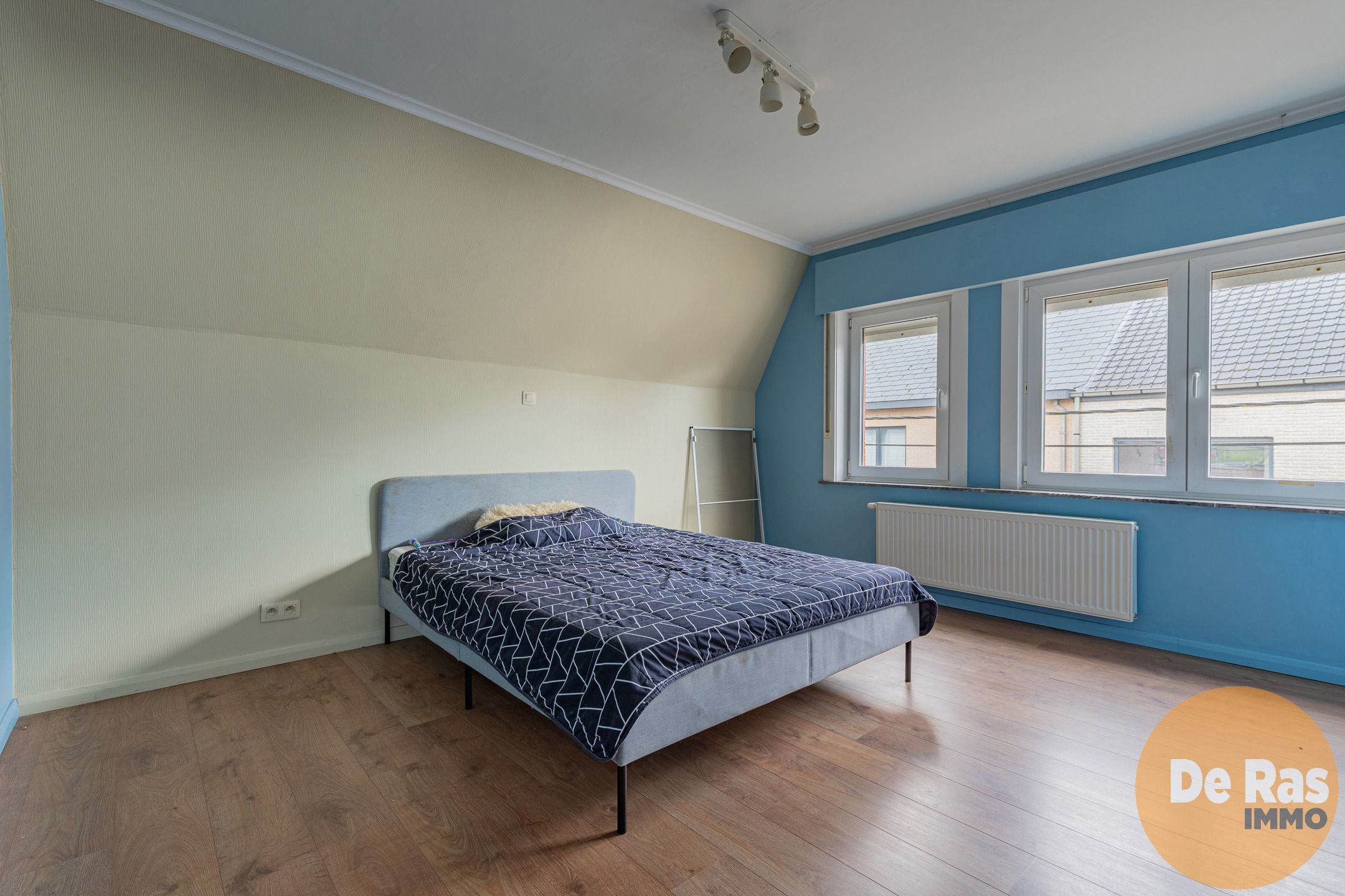 HILLEGEM - Stevige halfopen bebouwing op een rustige locatie foto 9