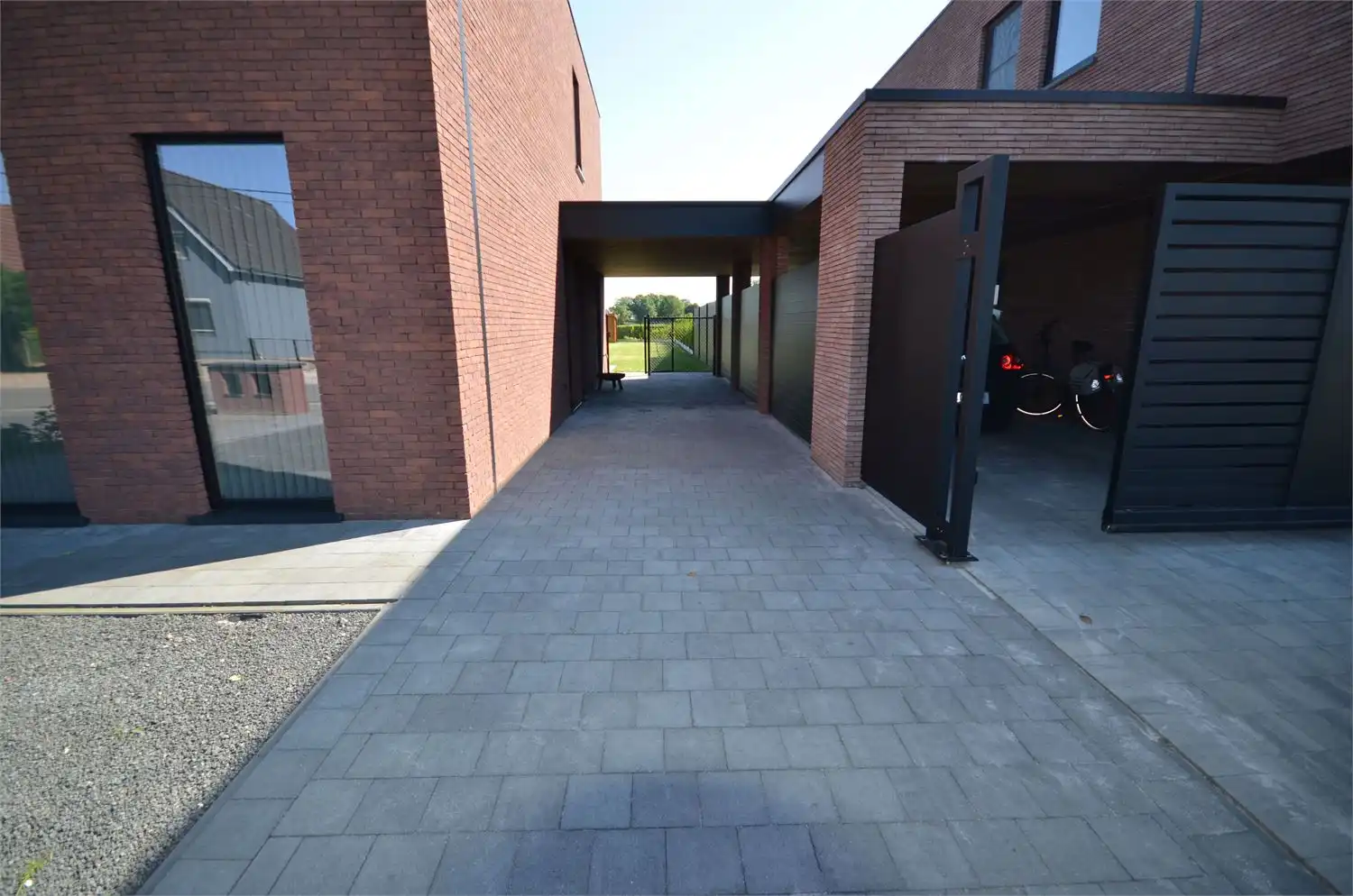 ENKEL AANMELDEN PER MAIL!! LUXUEUS AFGEWERKTE WONING IN PERFECTE STAAT! foto 2