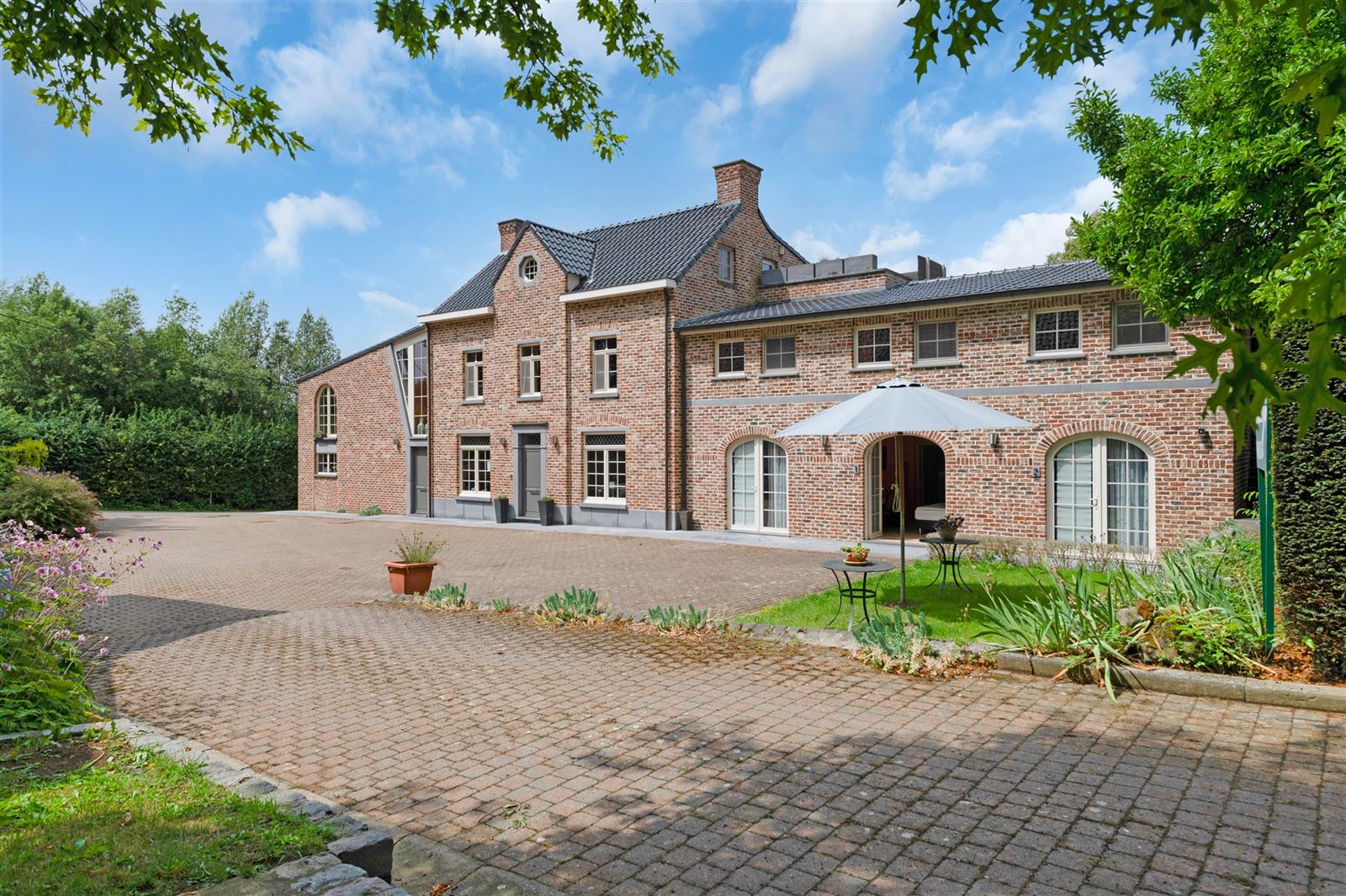 Commercieel gebouw foto {{pictureIndex}}