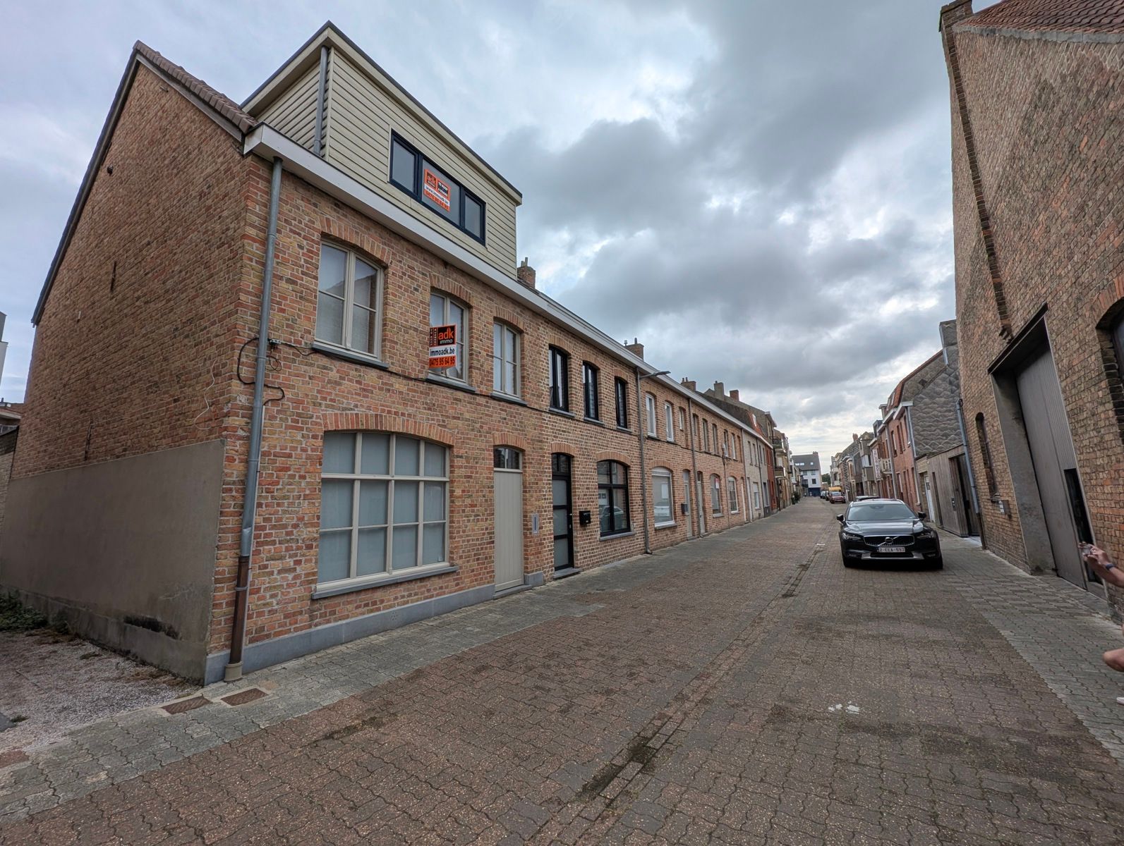 Te koop. Luxe gerenoveerde woning met wellness en garage – 4 slpks – vlakbij zee – instapklaar! foto 2