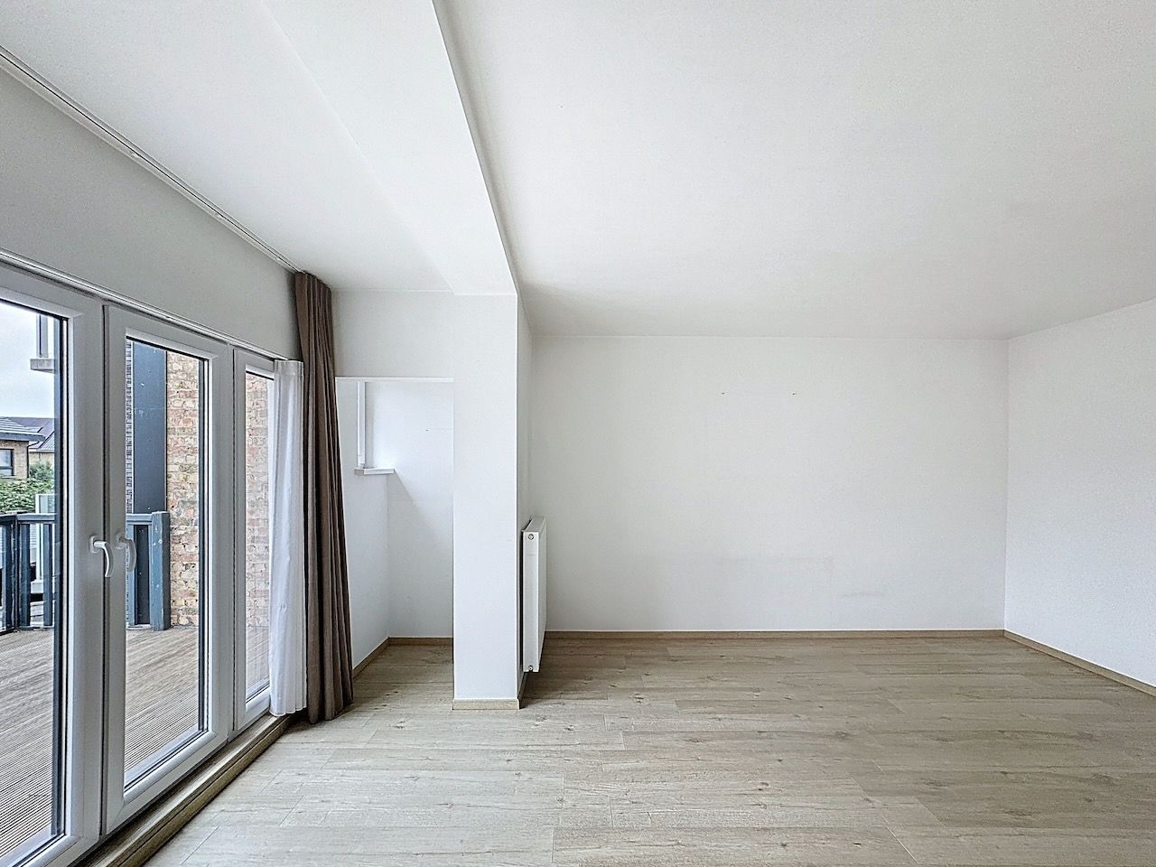 Lichtrijk één slaapkamer appartement met uitzonderlijk ruim west gericht terras. foto 4