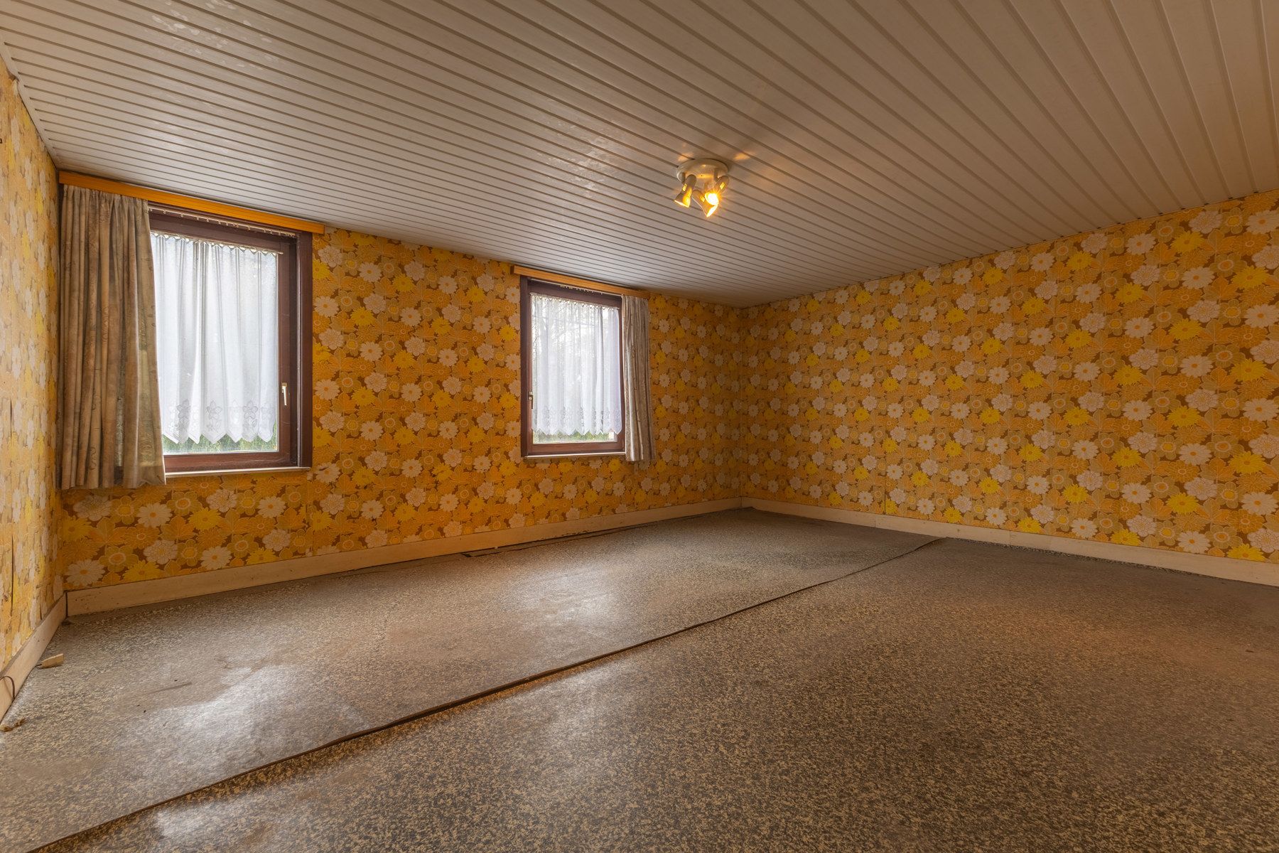 Goed gelegen ruime te renoveren woning met bouwgrond foto 14