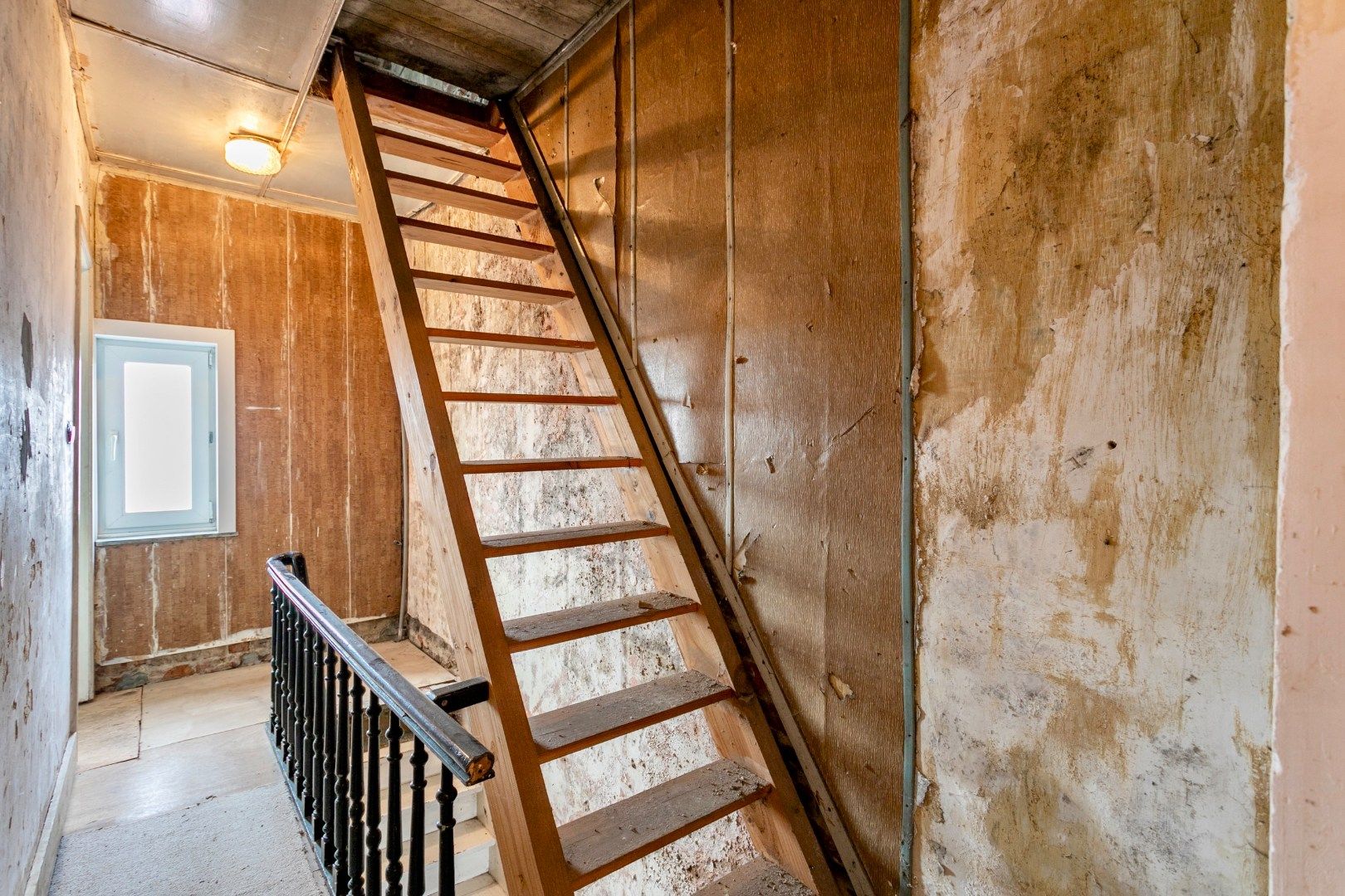 Ruime, te renoveren woning met 3 slpk en garage foto 18