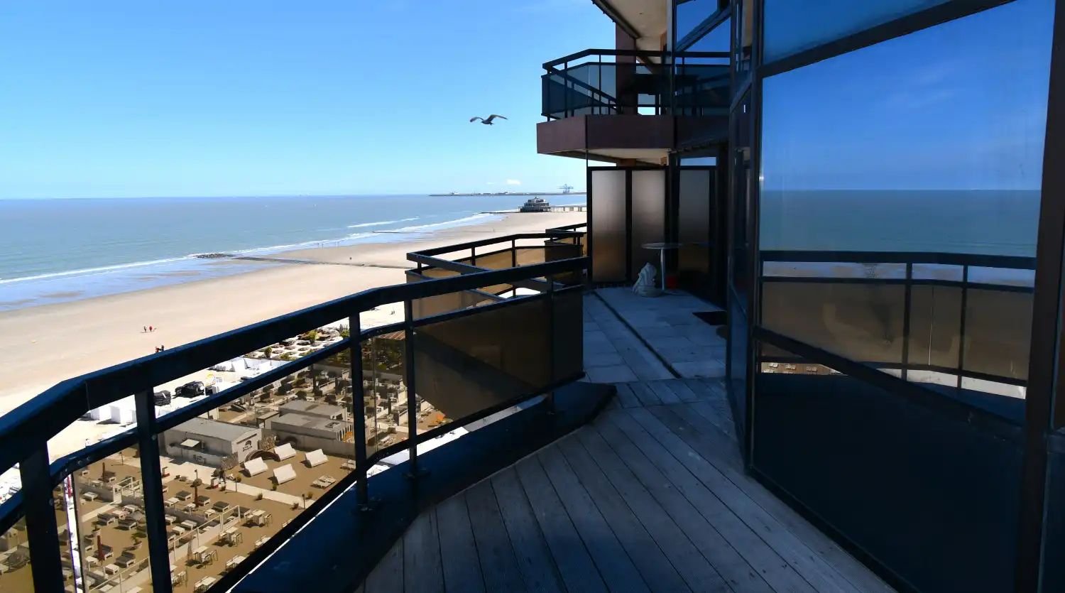 Gerenoveerd twee slaapkamer appartement met zowel frontaal zeezicht als zicht op het hinterland foto 19