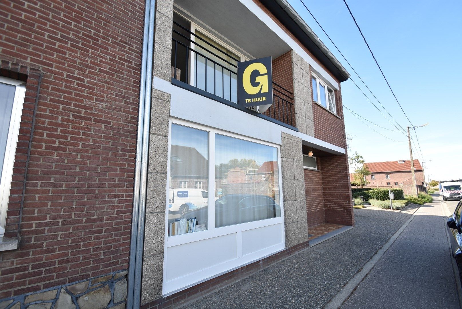 * * WACHTLIJST VOLZET * * Zeer grondig en geslaagd gerenoveerde woning met terras en dubbele autostandplaats foto 3