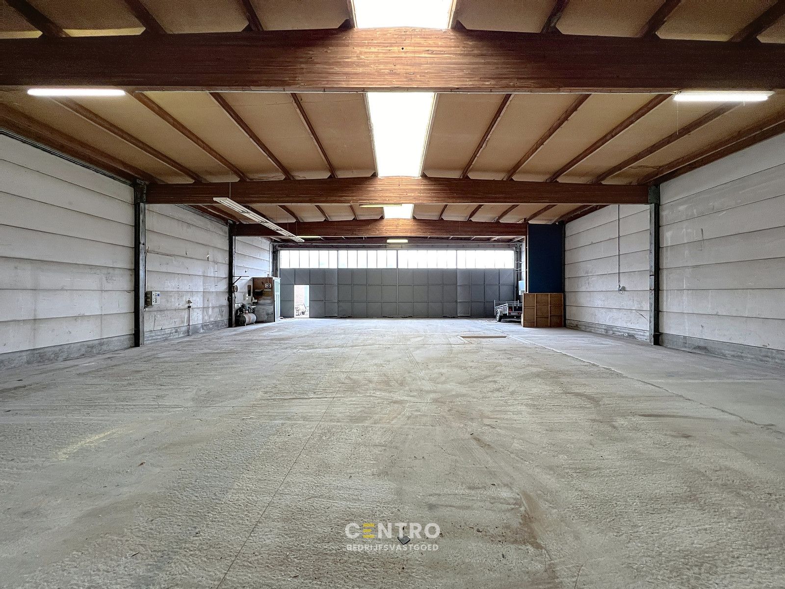 Goed gelegen MAGAZIJN (± 300m2) met parking TE HUUR nabij centrum Roeselare. foto 10