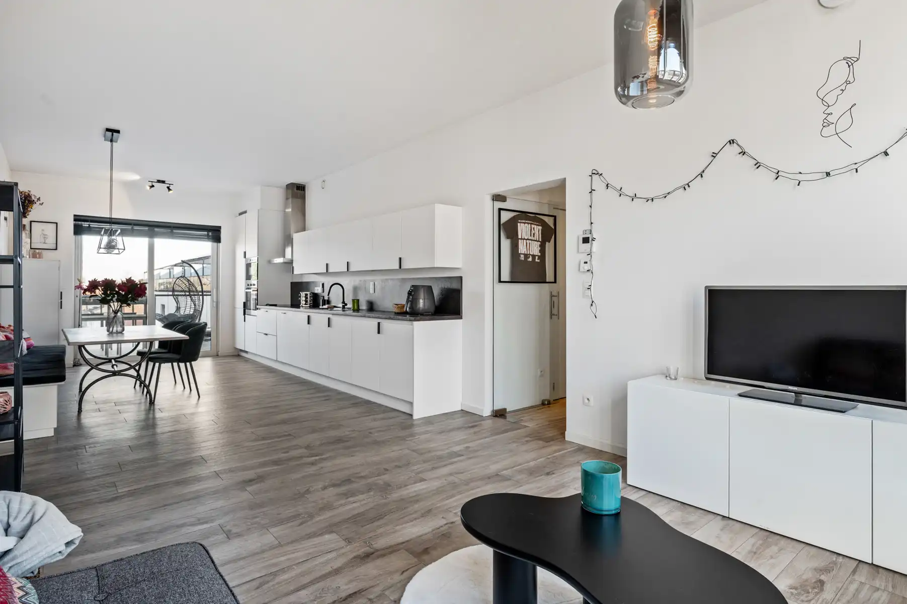 Lichtrijk appartement met terras in statig karakterpand foto 8