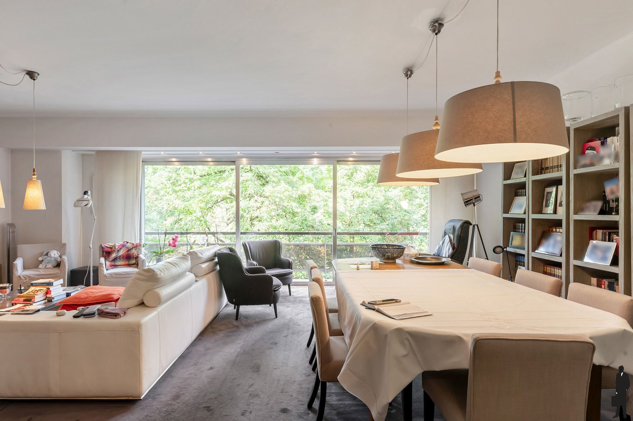 Riant en lichtrijk drieslaapkamerappartement aan het Albertpark - met terras en staanplaatsen foto {{pictureIndex}}
