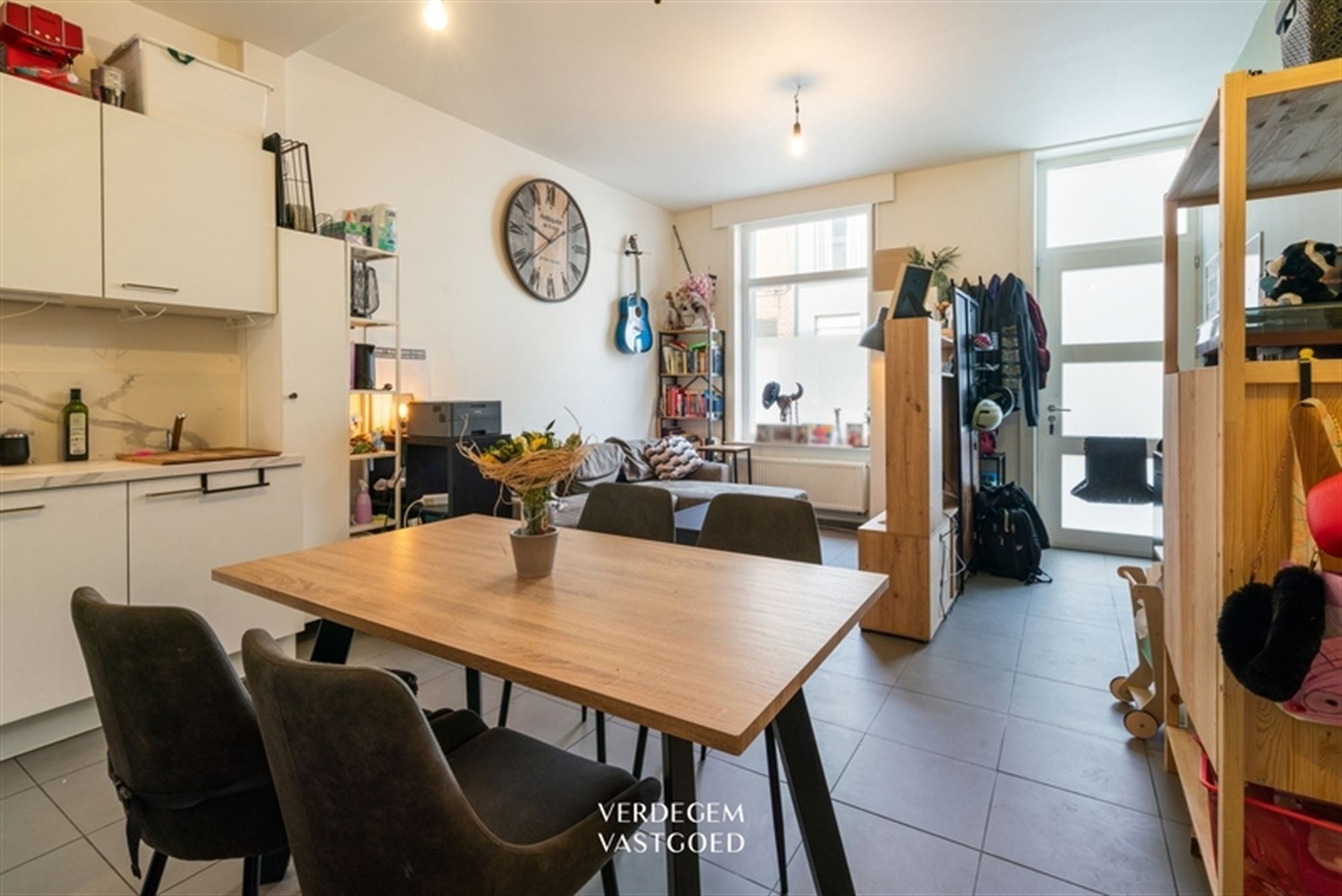 Charmante starterswoning met 2 slaapkamers en stadskoer in rustige straat foto 3