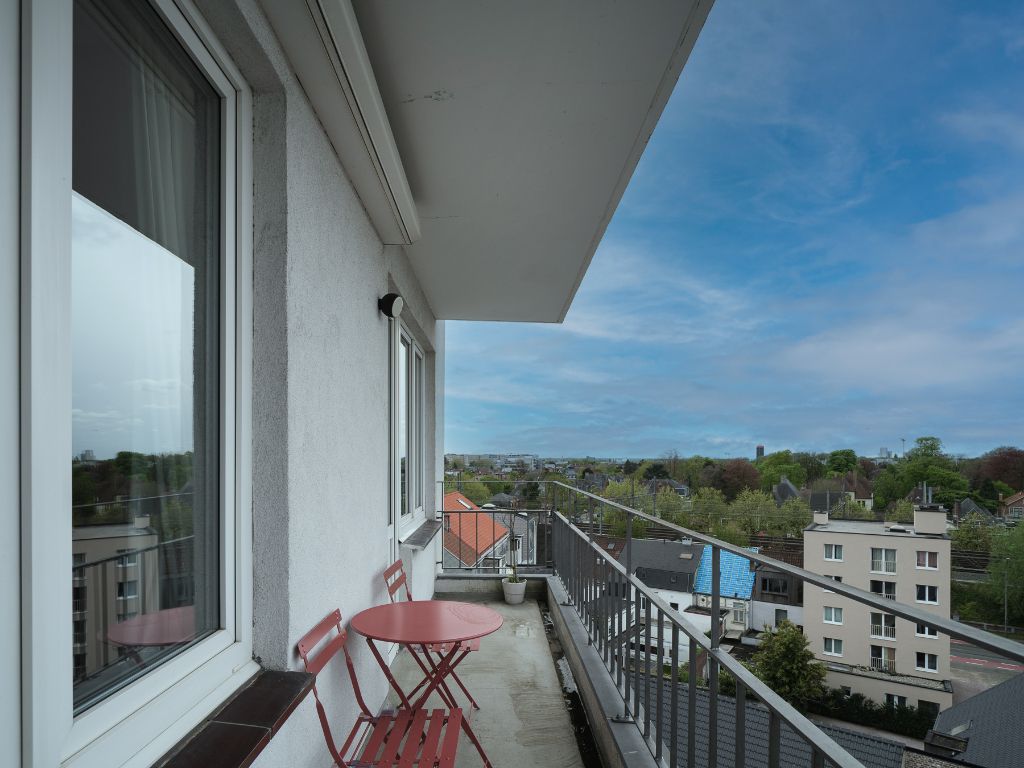 Omgeving Sint-Pietersstation. Stijlvol en architecturaal gerenoveerd appartement met 2 volwaardige slaapkamers, privatieve staanplaats en een zonnig terras. foto 10