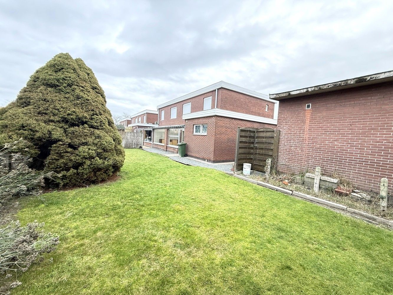 Half open bebouwing met 3 slaapkamers en garage, gelegen in een rustige woonwijk op 277m² foto 2