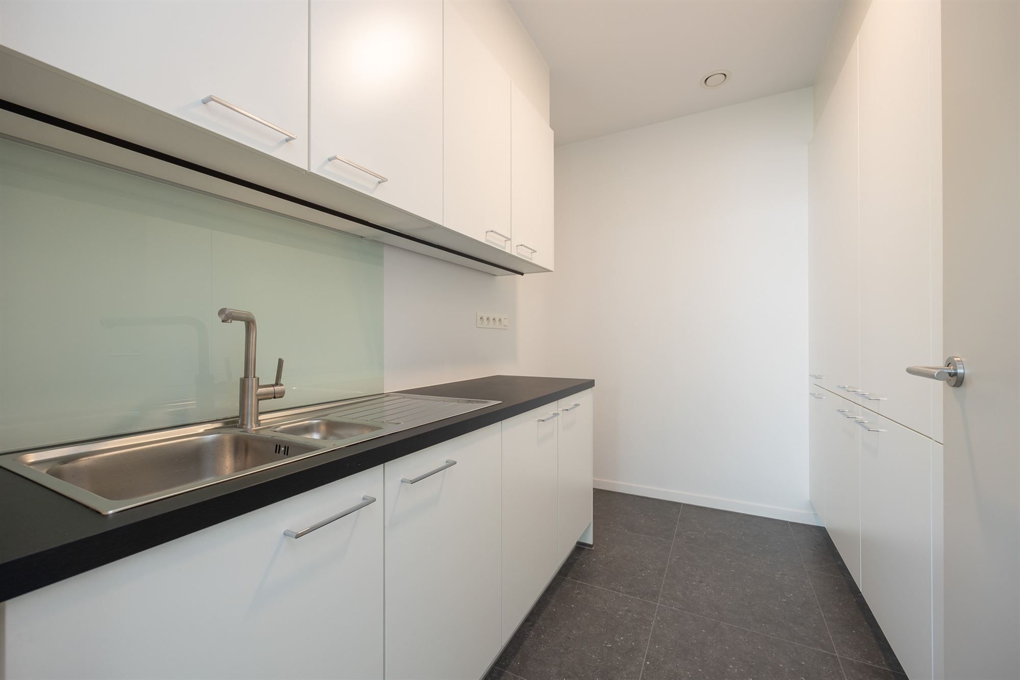 Lichtrijk en luxueus appartement met omvattende tuin foto 10