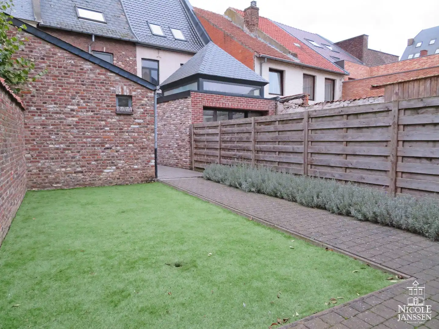 Charmant stadshuisje met drie slaapkamers en tuintje foto 16