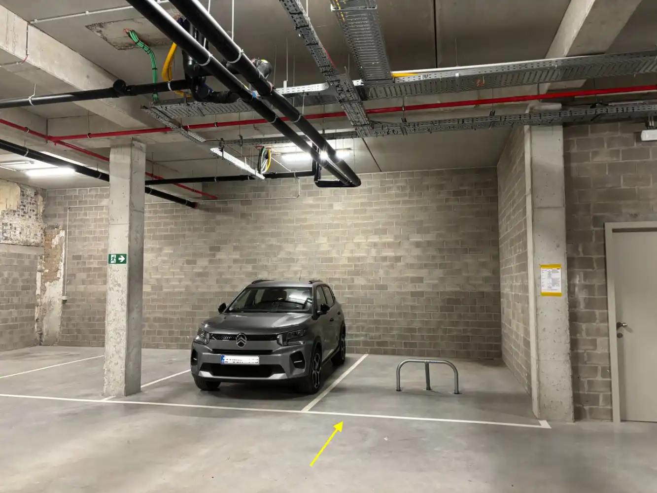 Uiterst centraal gelegen parkeerplaats foto {{pictureIndex}}