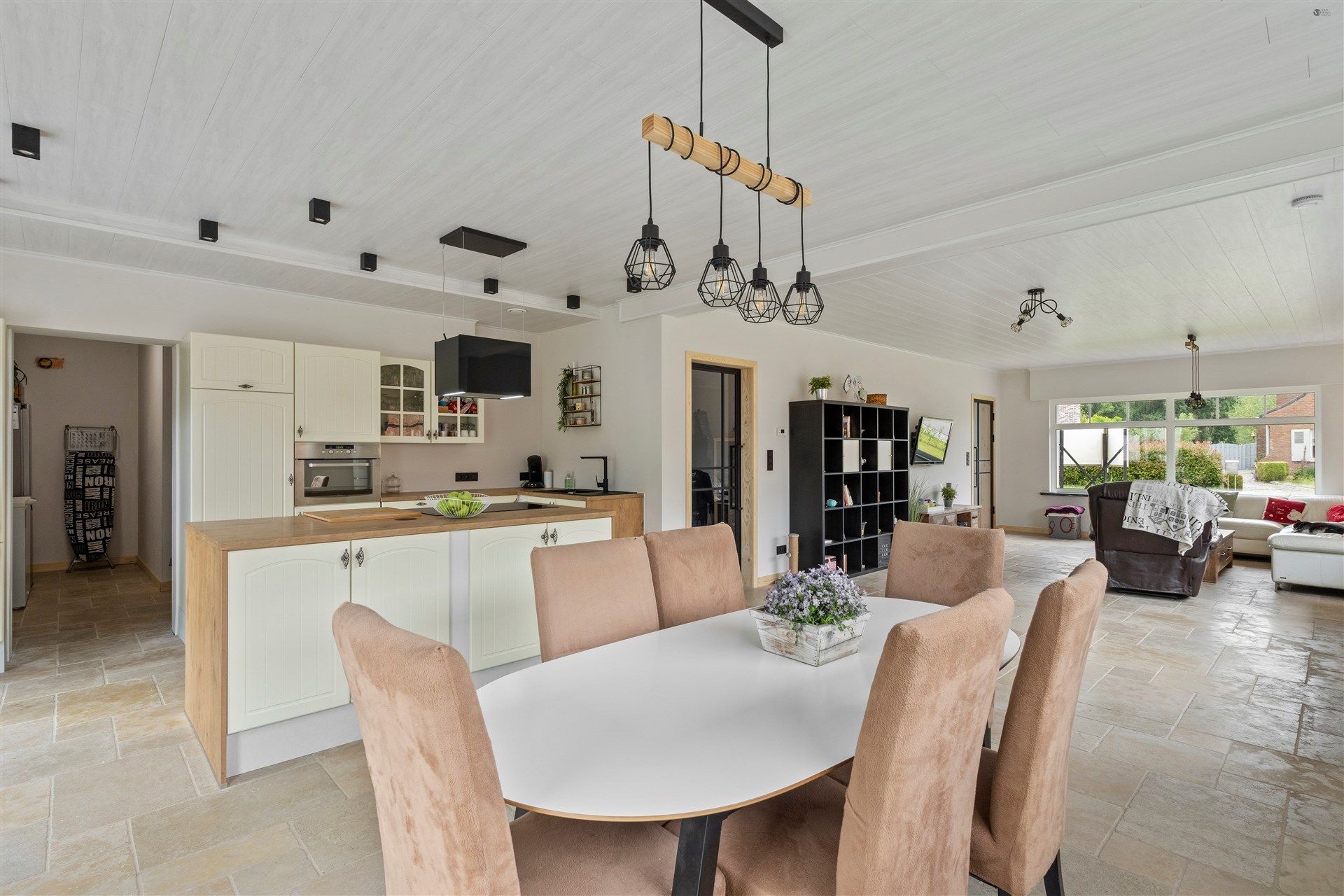Open bebouwing met 5 slaapkamers op 2.561m² grond foto 4