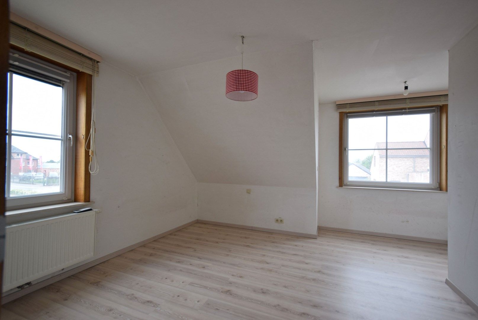 Halfopen bebouwing in landelijke stijl met ruime garage en tuin met groot terras foto 9