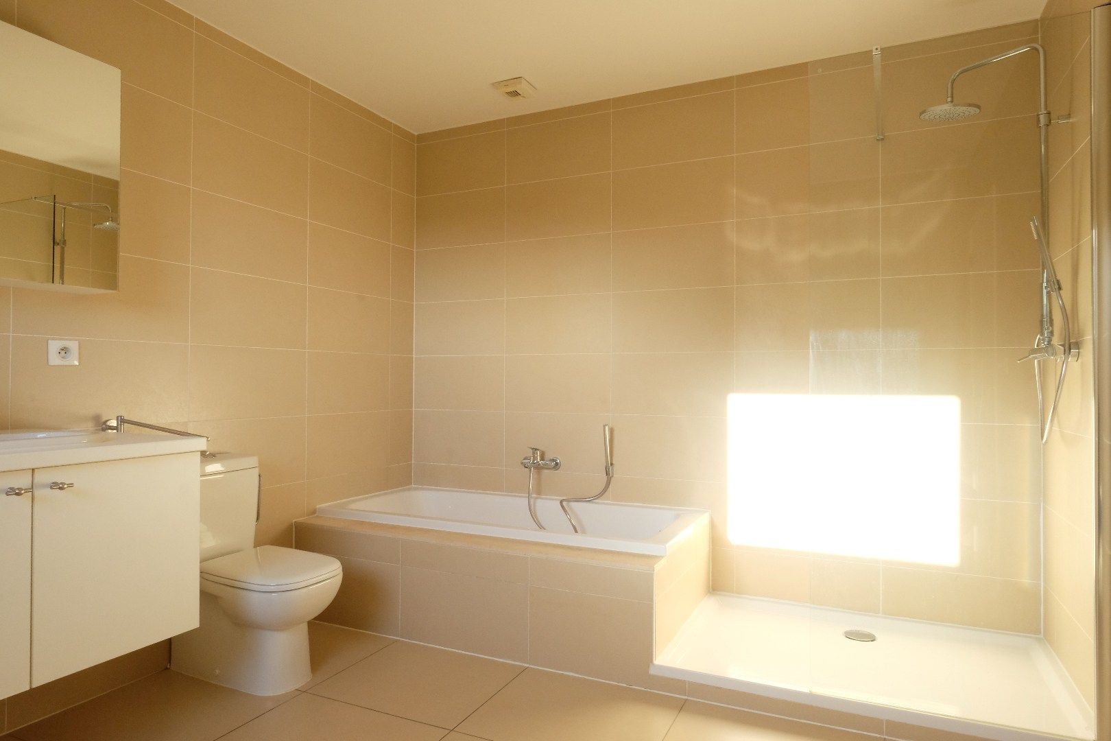 Recente ruime moderne halfopen woning met tuin en garage. foto 12